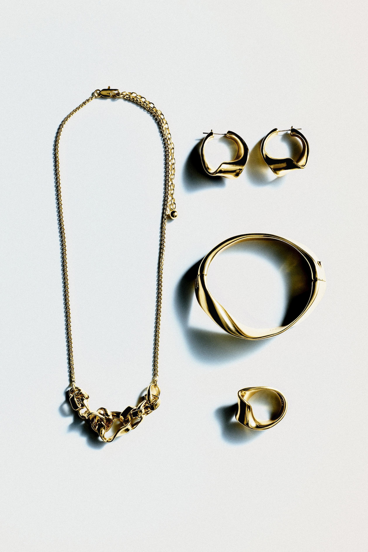 TWISTED RIBBON RING — GOLD