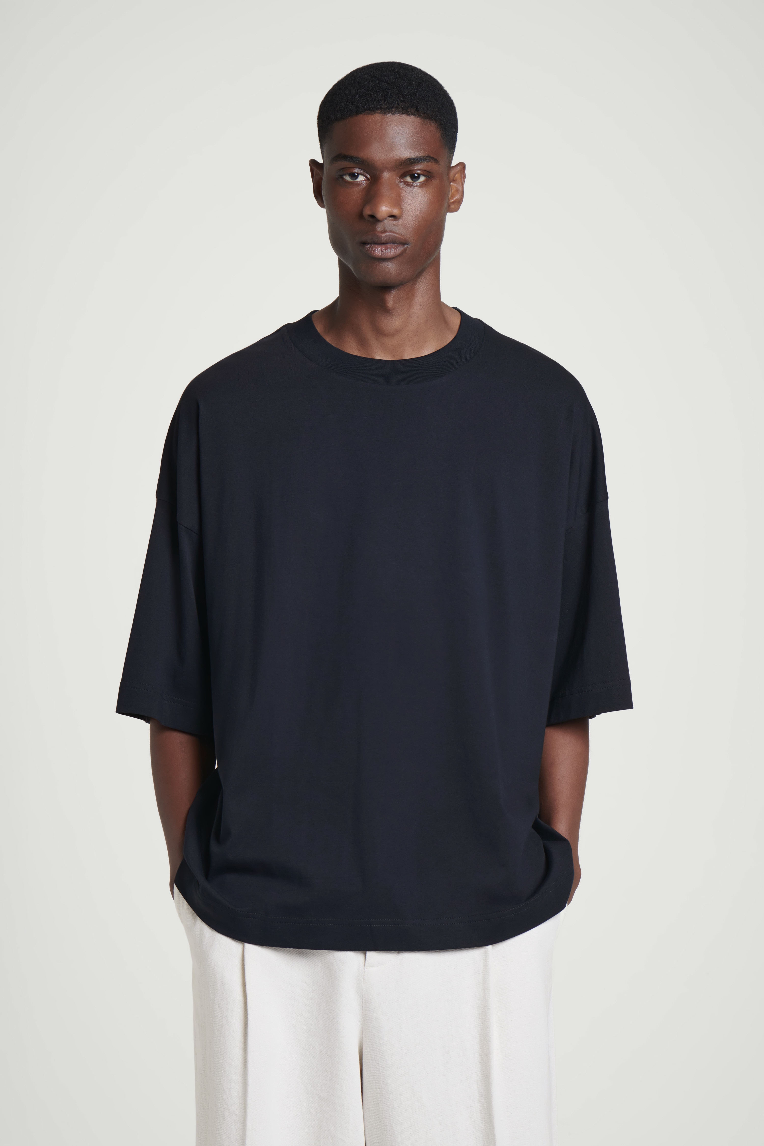 BARDZO SZEROKI BAWEŁNIANY T-SHIRT – OVERSIZED FIT - GRANATOWY/BIAŁY