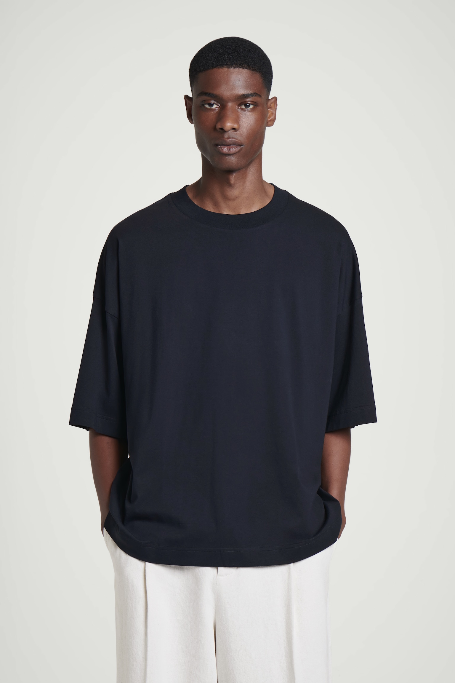 OVERSIZE EXTRA RYMLIG T-SHIRT I BOMULL - MARINBLÅ/VIT