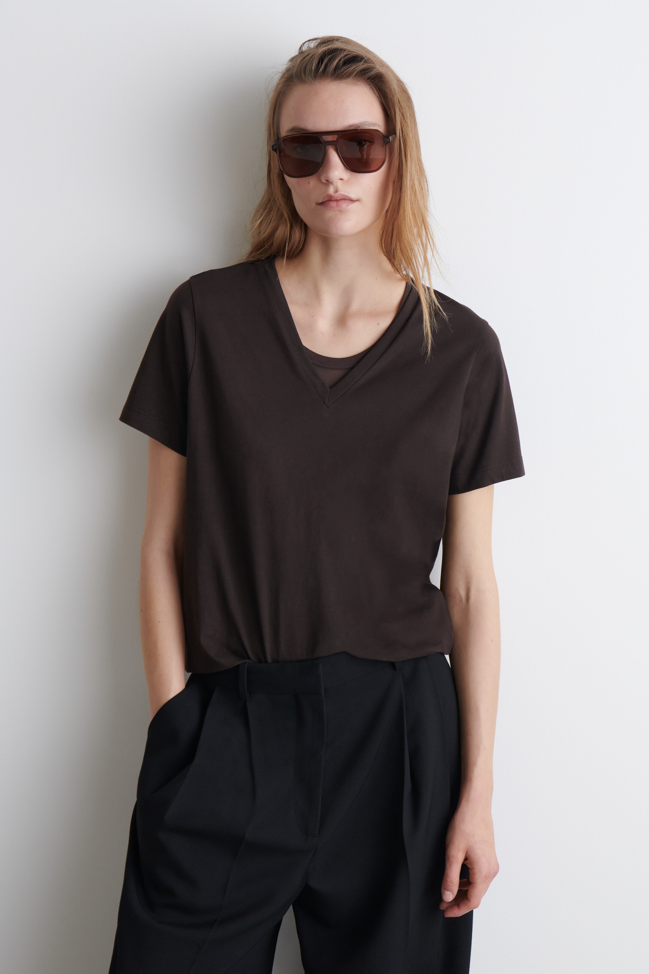 Grösseres Bild ansehen: T-SHIRT AUS BAUMWOLLE MIT V-AUSSCHNITT - DUNKELBRAUN - DAMEN | H&M CH 1