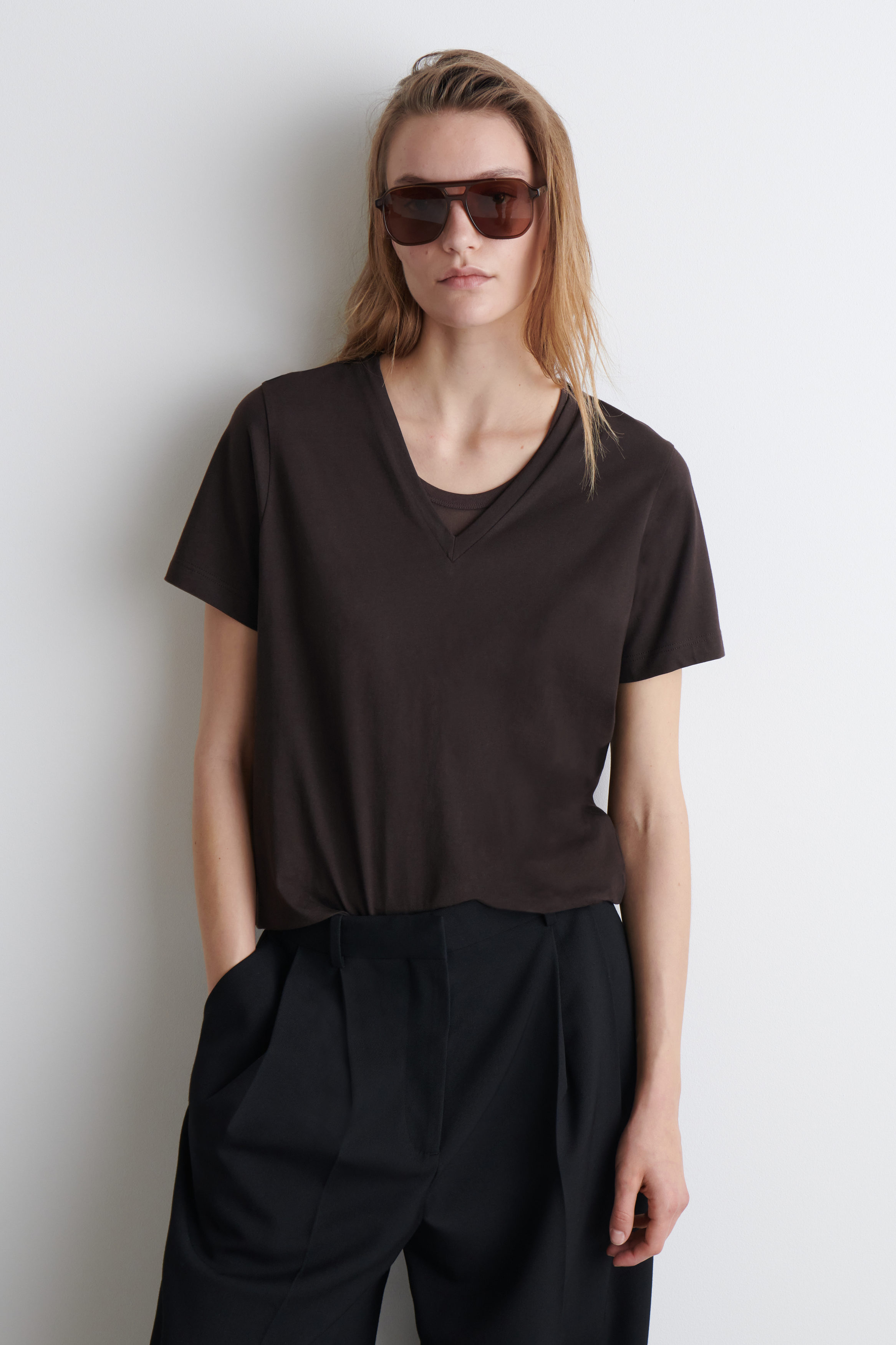 大学 割引 V-NECK COTTON T-SHIRT - DARK BROWN | COS その他