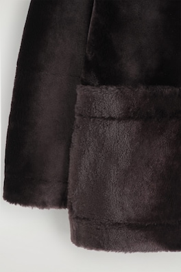 COLLARLESS SHEARLING JACKET — MAHOGANY 7