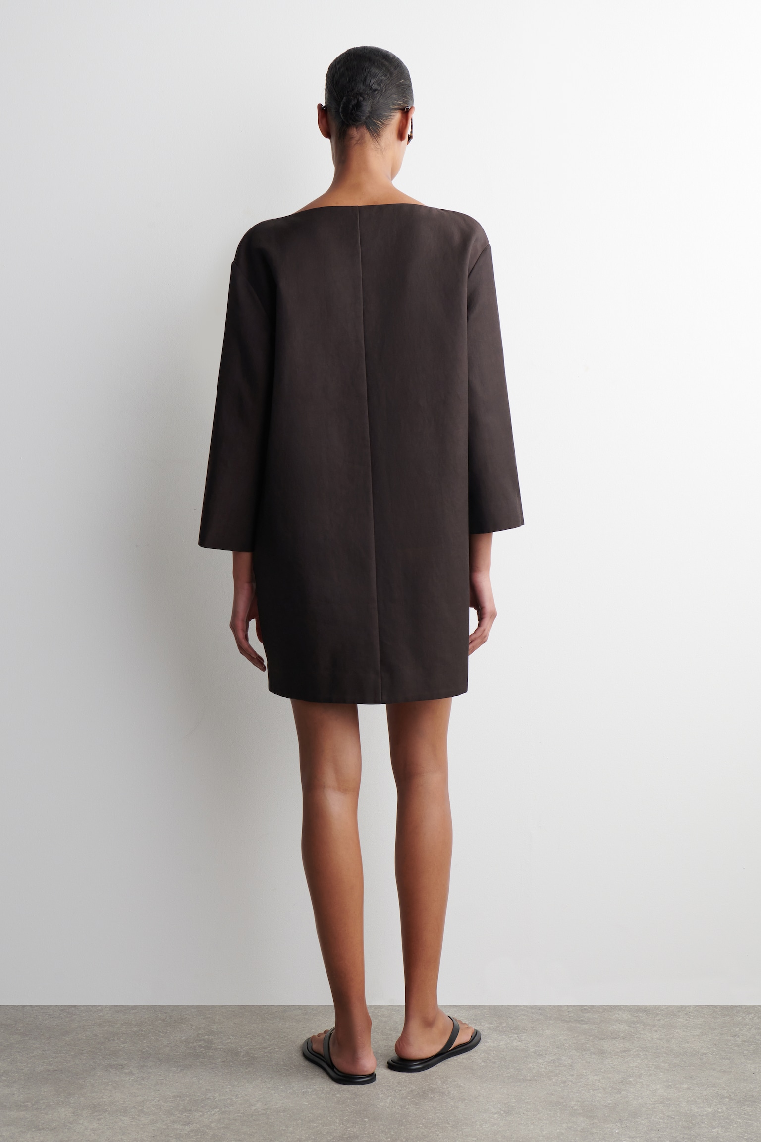 VESTIDO CORTO EVASÉ DE LINO - MARRÓN/NEGRO - 5