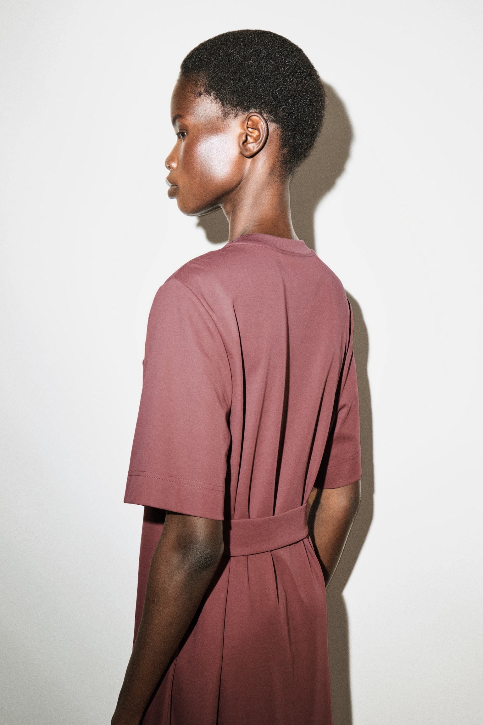 MIDI ŠATY S T-SHIRT STRIHOM A OPASKOM - HNEDÁ - 5