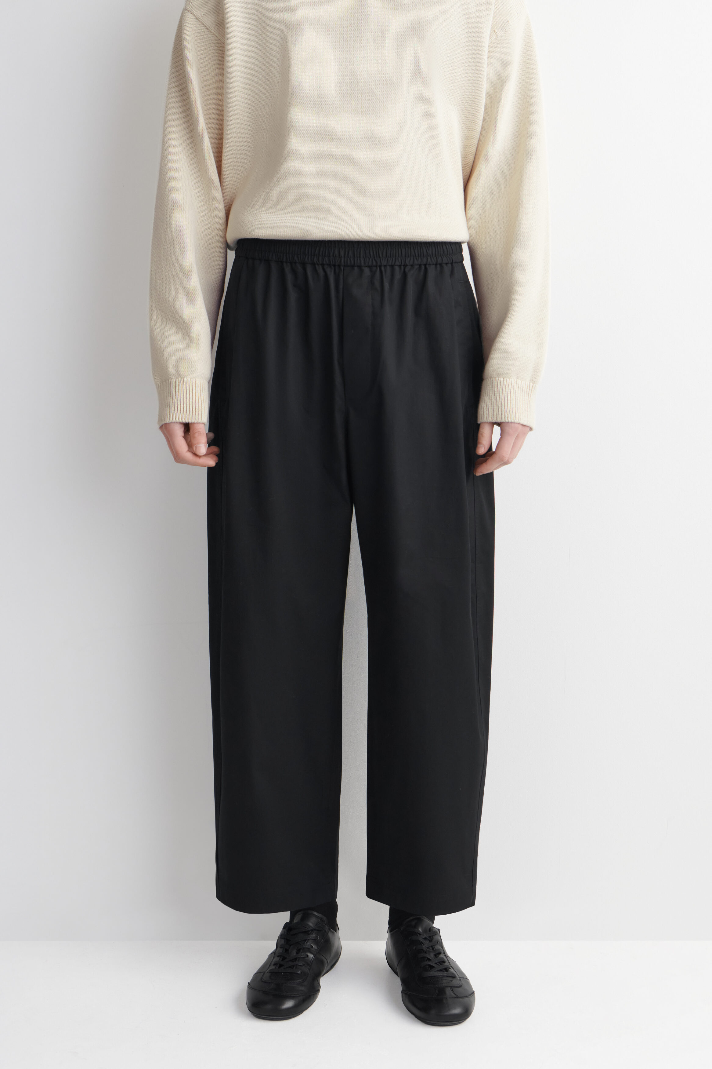 CROPPED ELASTICATED RELAXED-FIT WIDE-LEG TROUSERS - BLACK | COS