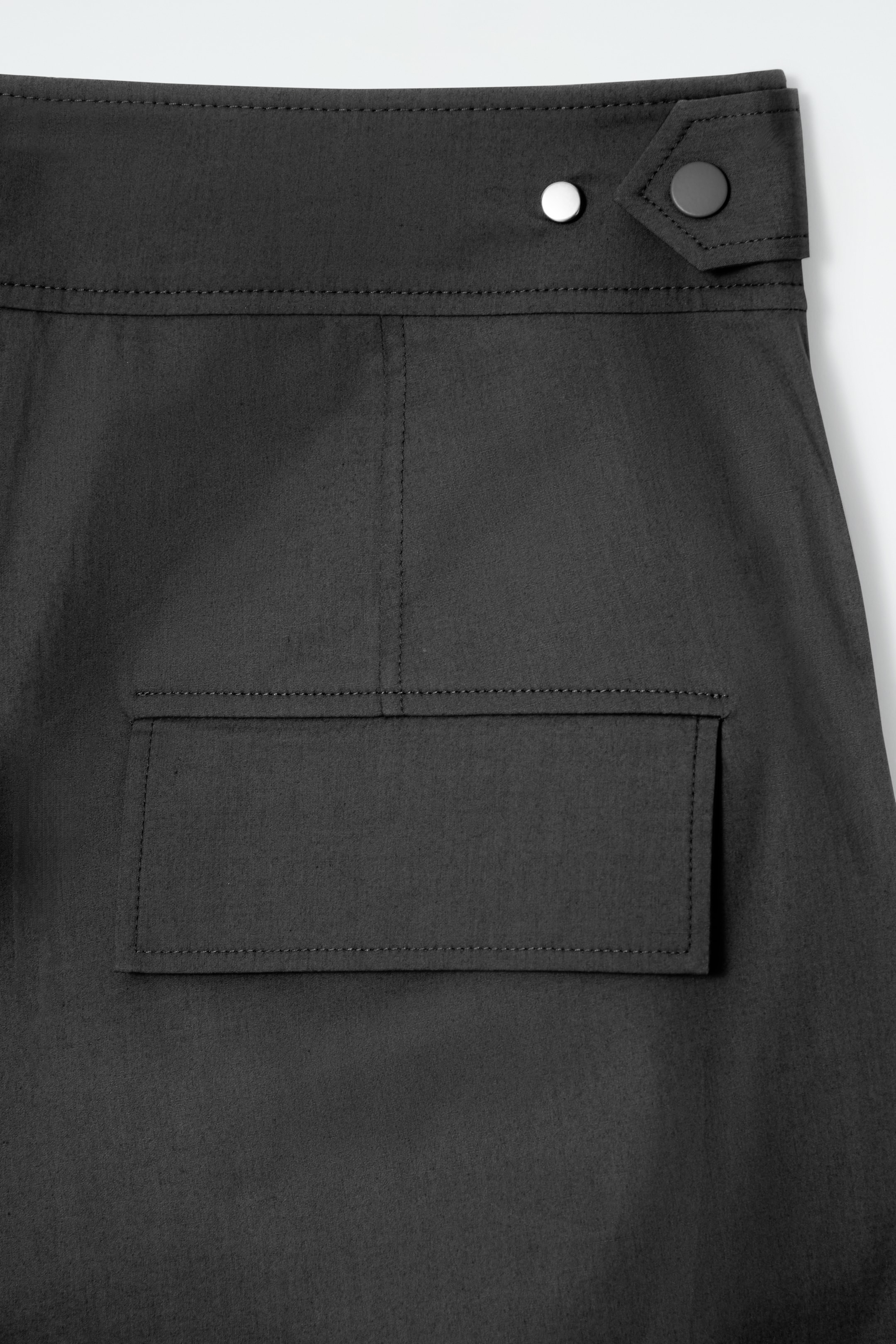 Grösseres Bild ansehen: UTILITY-HOSE MIT BARREL-BEIN - SCHWARZ - DAMEN | H&M CH 2