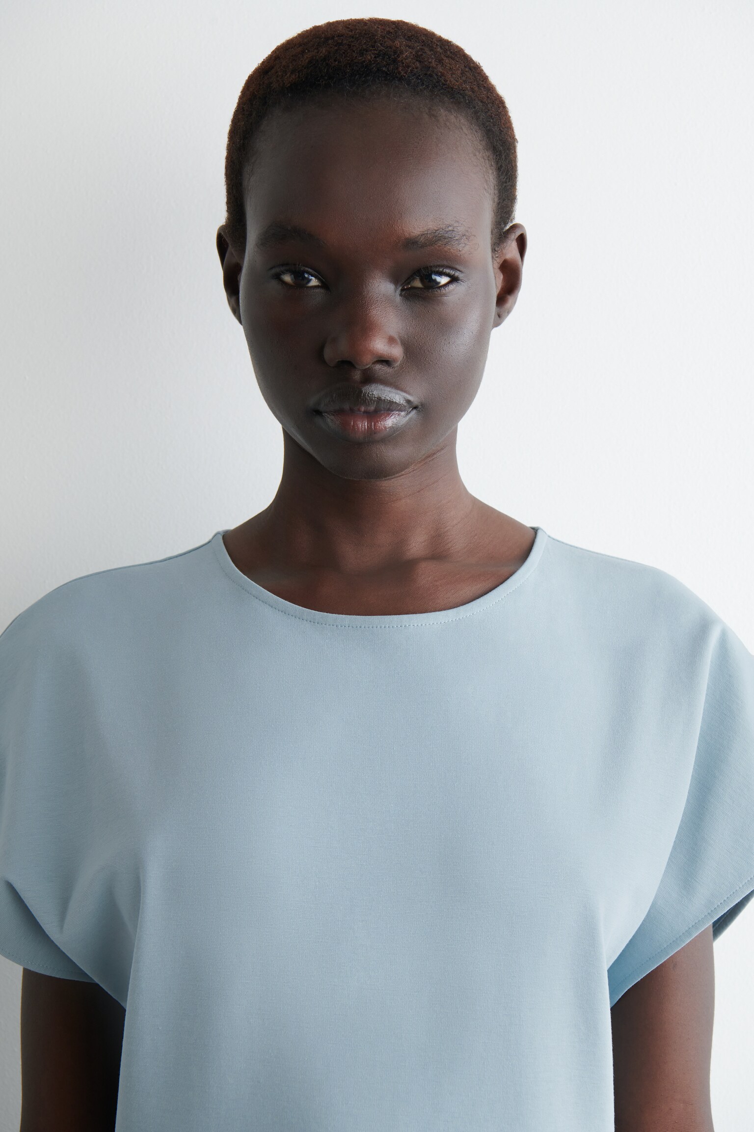 ROBE MIDI SCULPTÉE EN COTON - BLEU CIEL/BLEU MARINE/NOIR/OCRE - 3