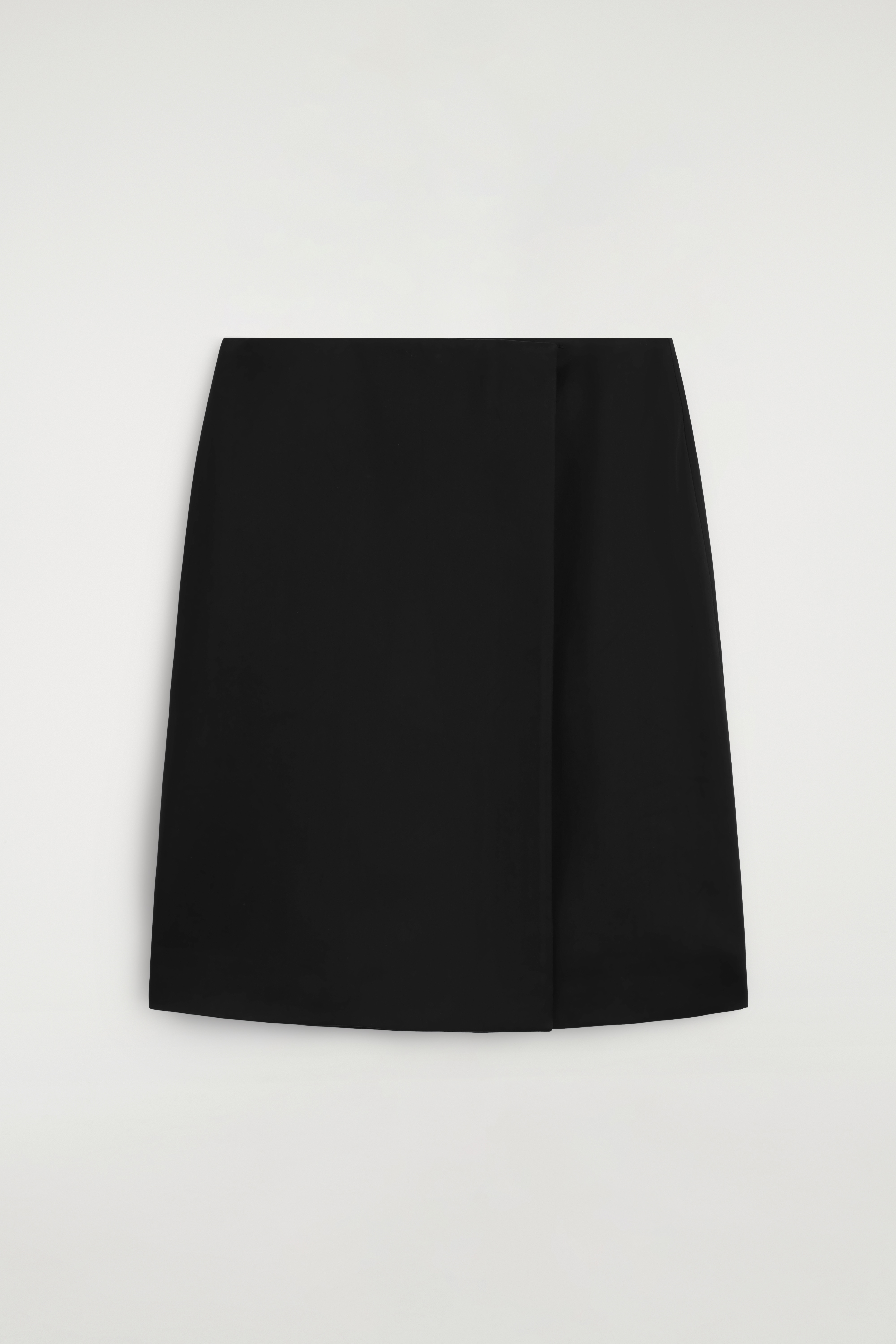 SLÅ OM-NEDERDEL I SATIN - SORT/HVID