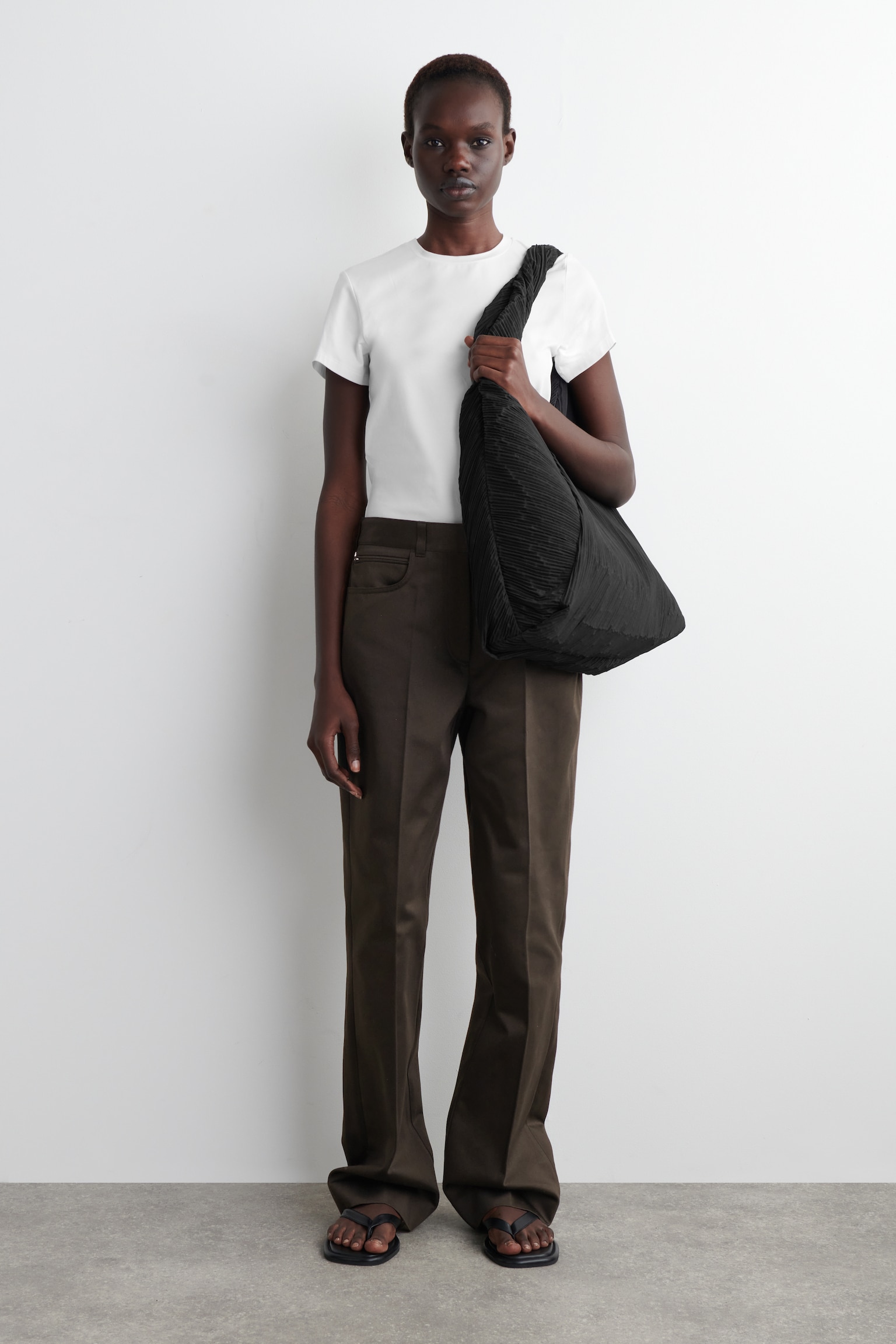SCULPTURAL SHOULDER BAG – PLISSÉ - BLACK - 4