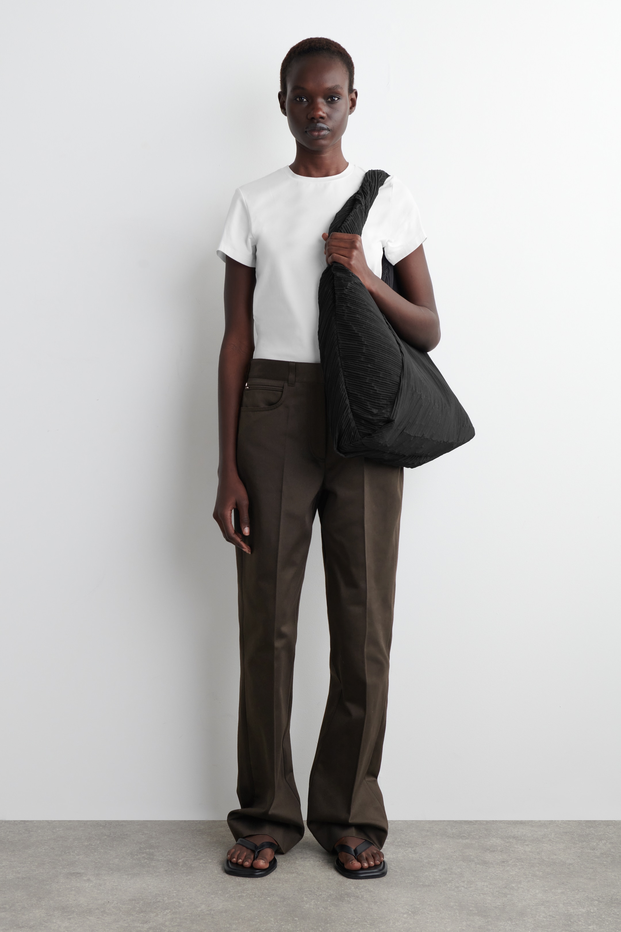 Größeres Bild anzeigen: SKULPTURALE SCHULTERTASCHE – PLISSÉ - SCHWARZ - Ladies | H&M AT 2