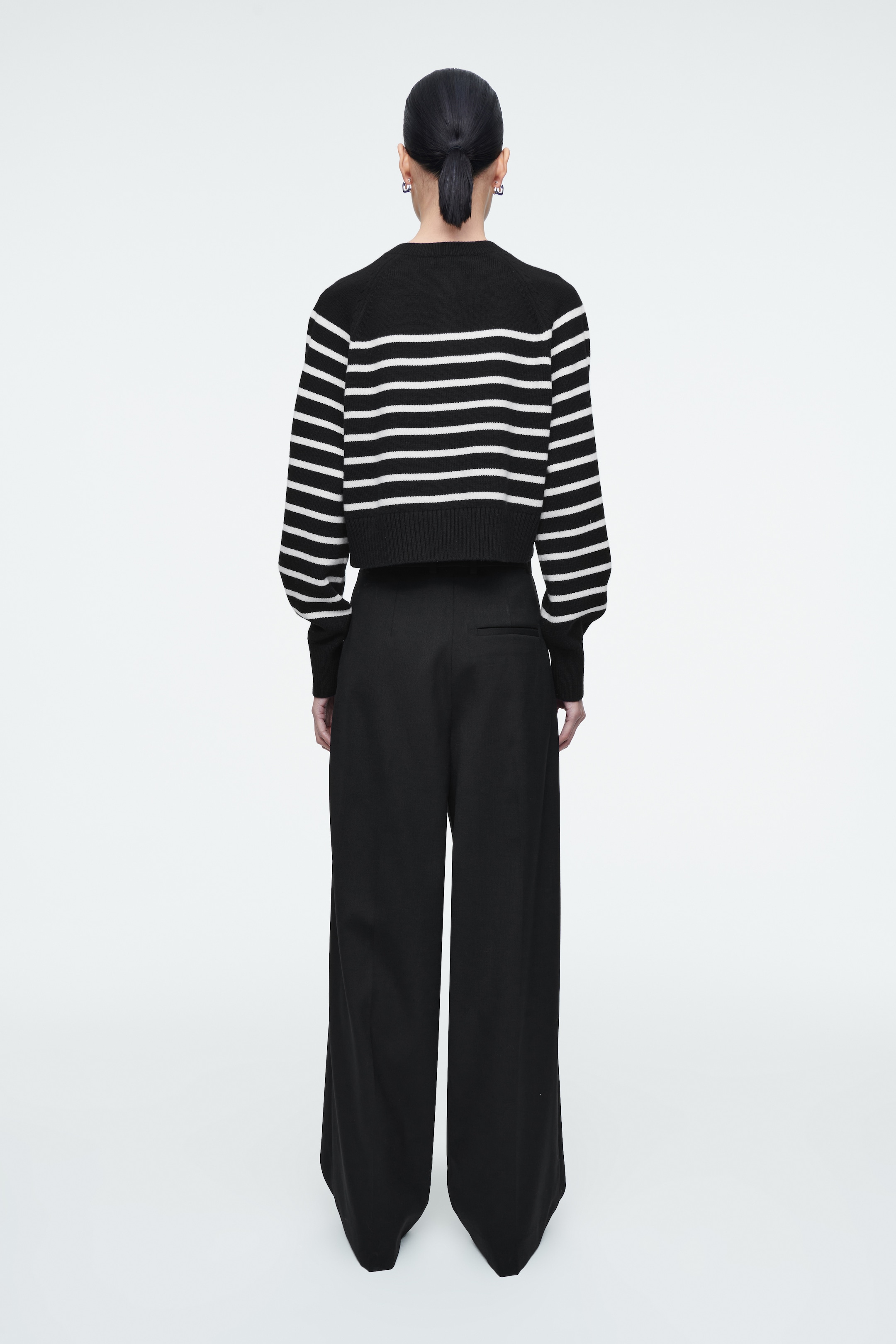 Zobacz większy obraz: KRÓTKI KARDIGAN Z WEŁNY - CZARNY / BIAŁY / W PASKI - ONA | H&M PL 4