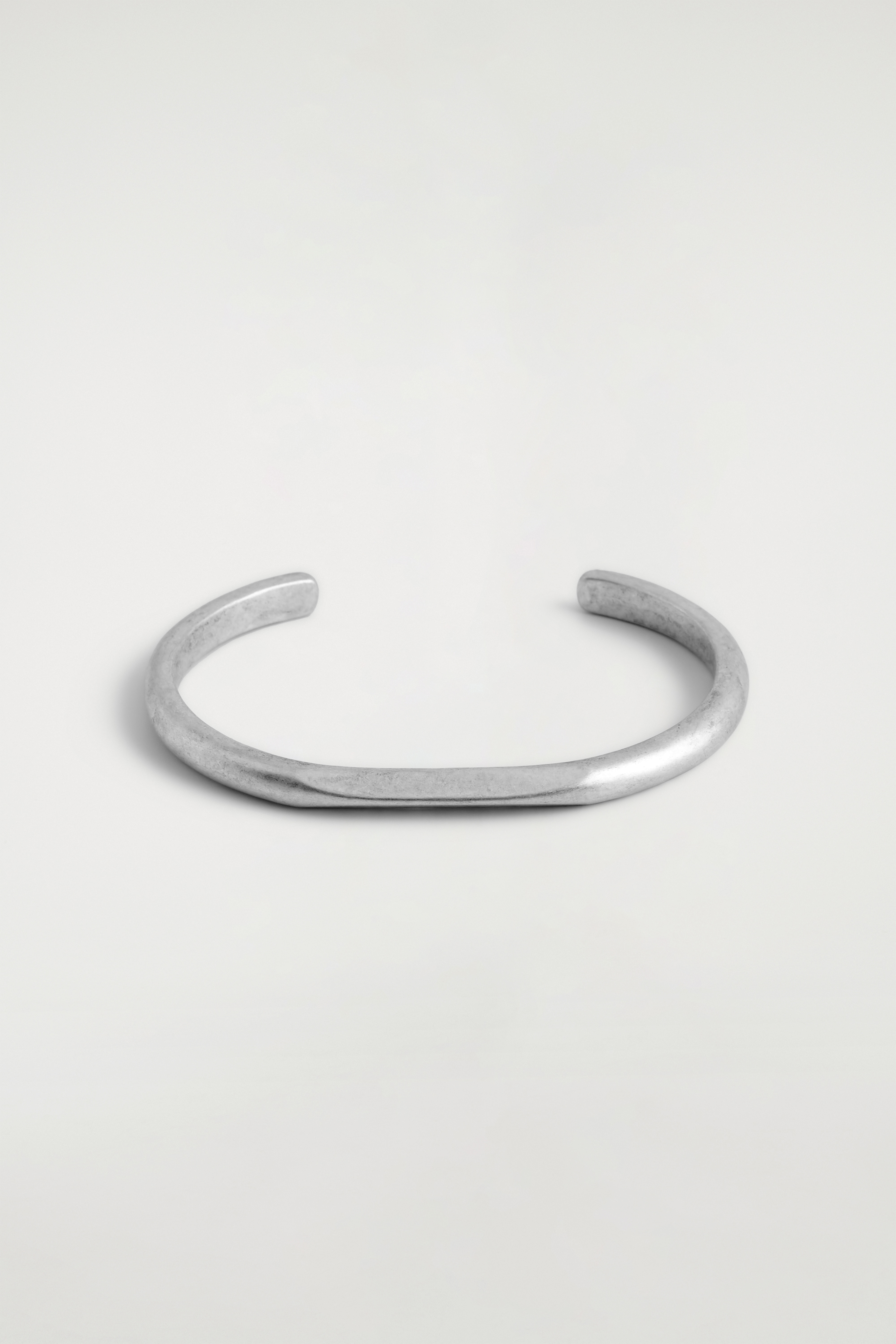 BRAZALETE CON DETALLE APLANADO - PLATEADO