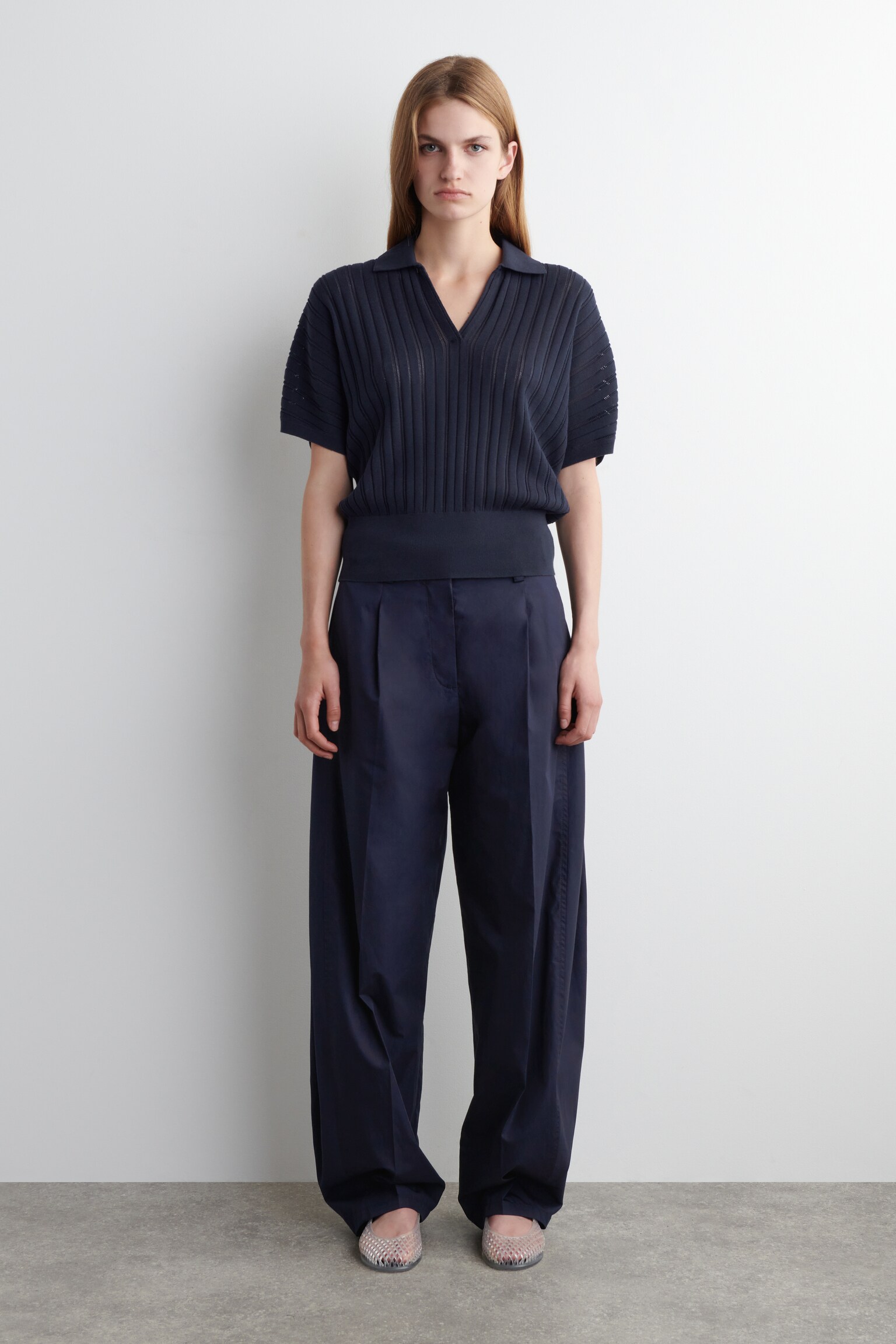 PANTALÓN BARREL-LEG DE ALGODÓN CON PINZAS - AZUL MARINO/MARRÓN OSCURO