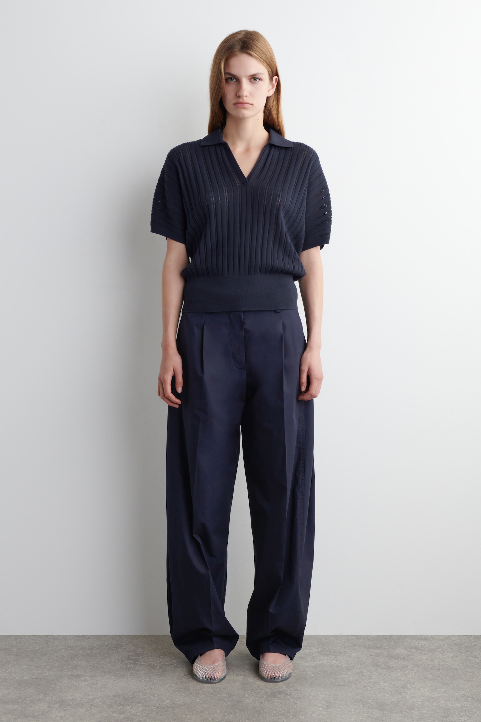 PLEATED COTTON BARREL-LEG TROUSERS - NAVY/DARK BROWN