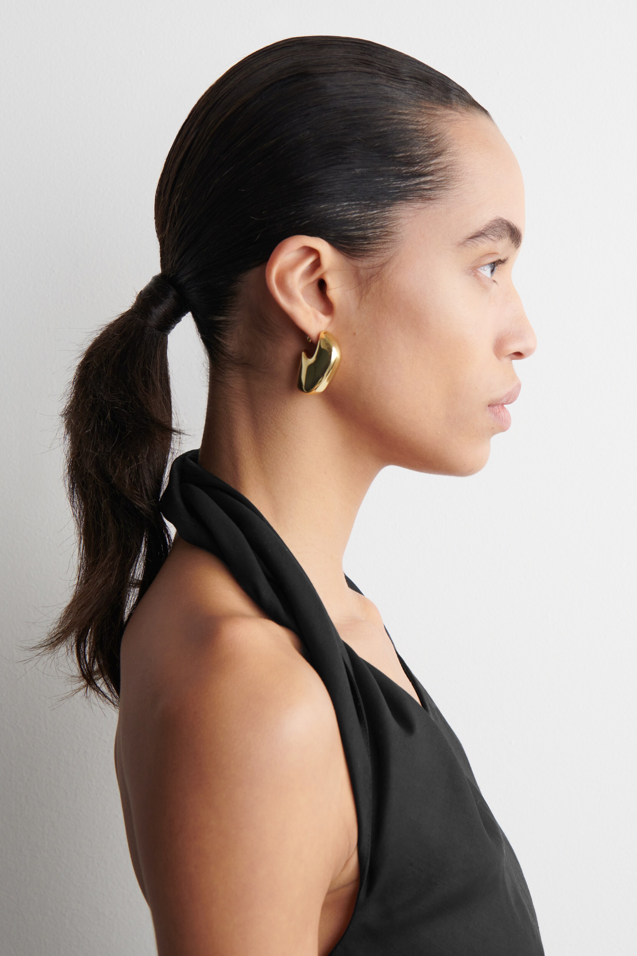 Zobrazit větší obrázek: MISMATCHED PEBBLE EARRINGS - ZLATÁ - ŽENY | H&M CZ 2