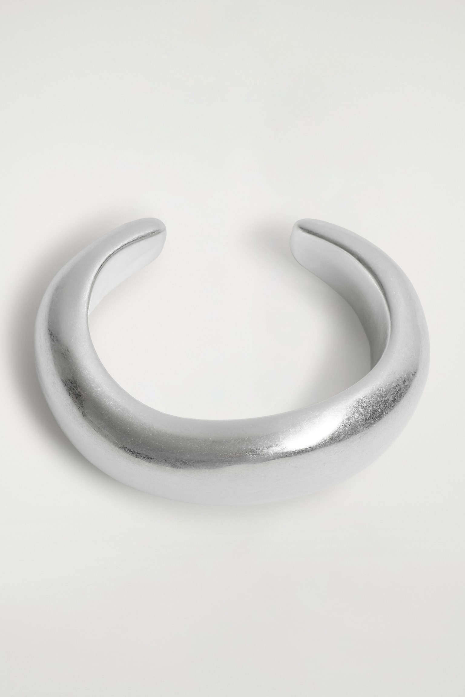 BRAZALETE GRUESO CURVADO - PLATEADO - 3