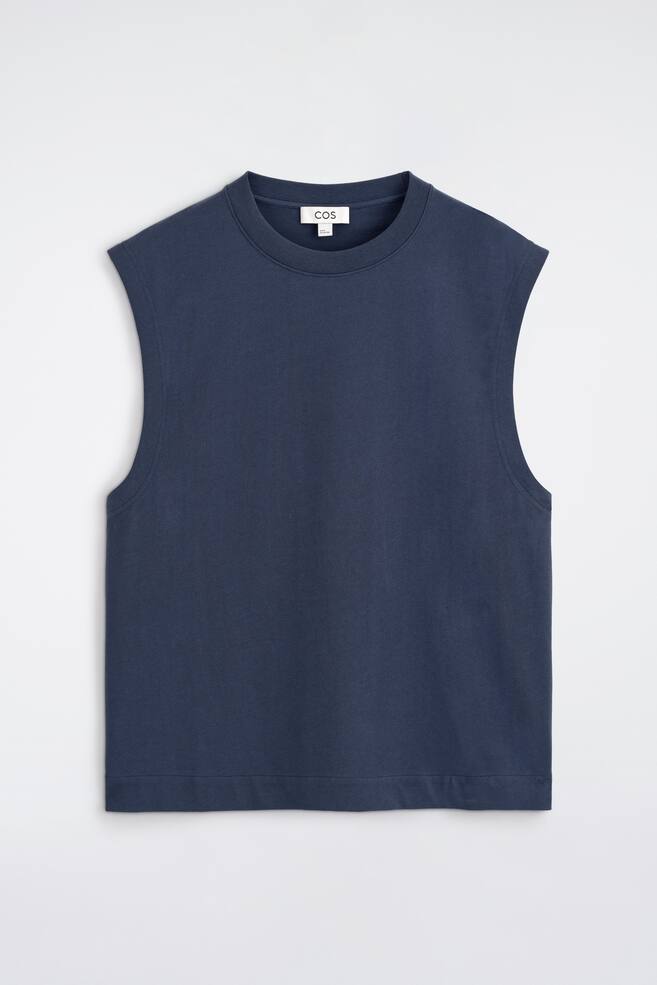 Ein dunkelblaues Tanktop wird von vorne präsentiert, mit einem gerippten Rundhalsausschnitt und weiten Armausschnitten. Das Top hat eine lockere Passform und einen geraden Saum. - 1