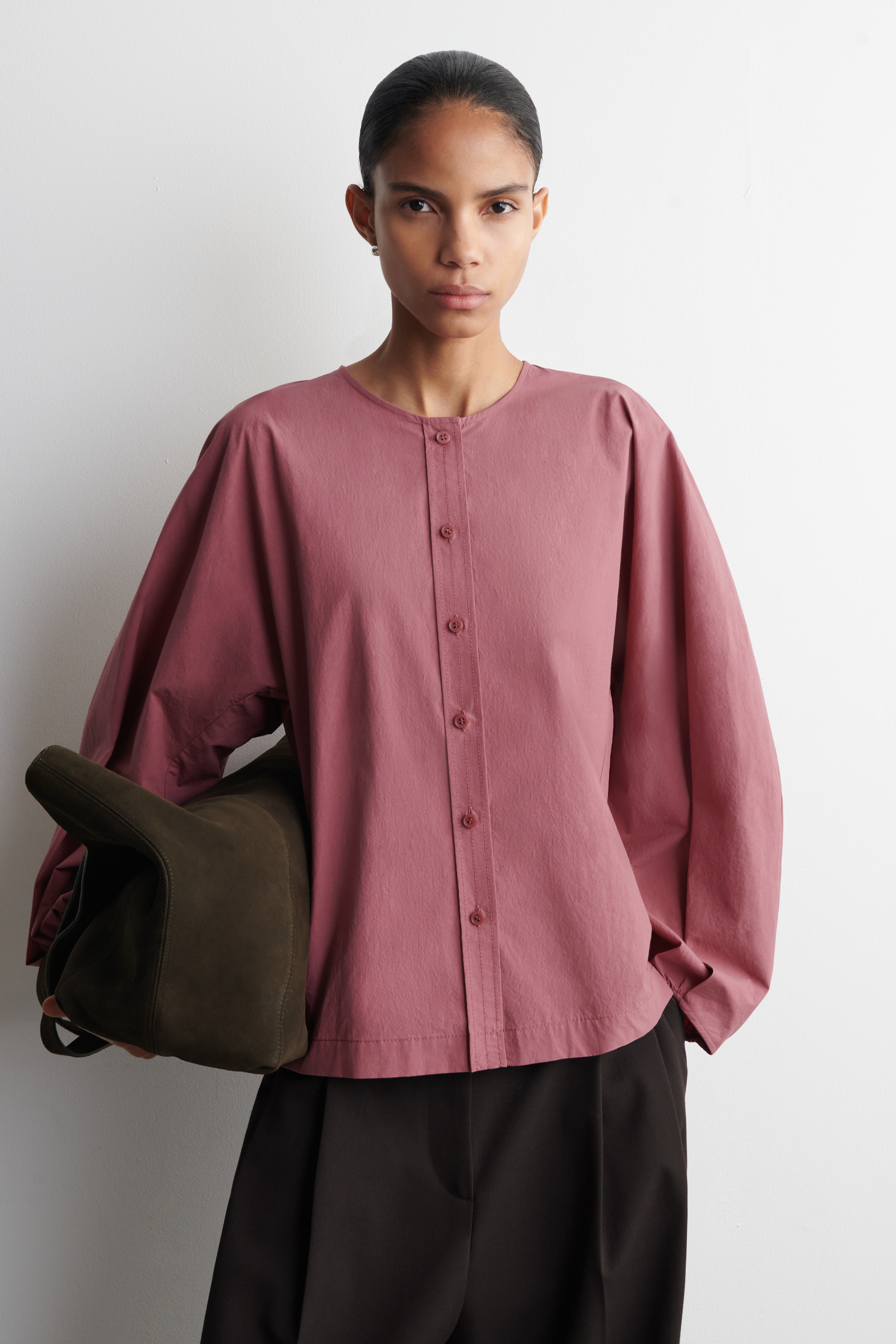 GATHERED PIMA COTTON BLOUSE - BERRY/HVID