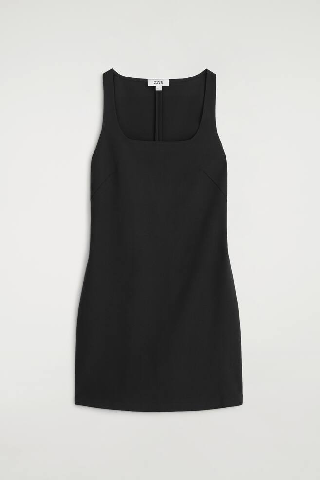 Lâabito in crÃªpe jersey con scollo quadrato Ã¨ mostrato frontalmente in nero, con design senza maniche, ampio scollo quadrato e una silhouette mini strutturata con sottili pince diagonali sul busto. - 1