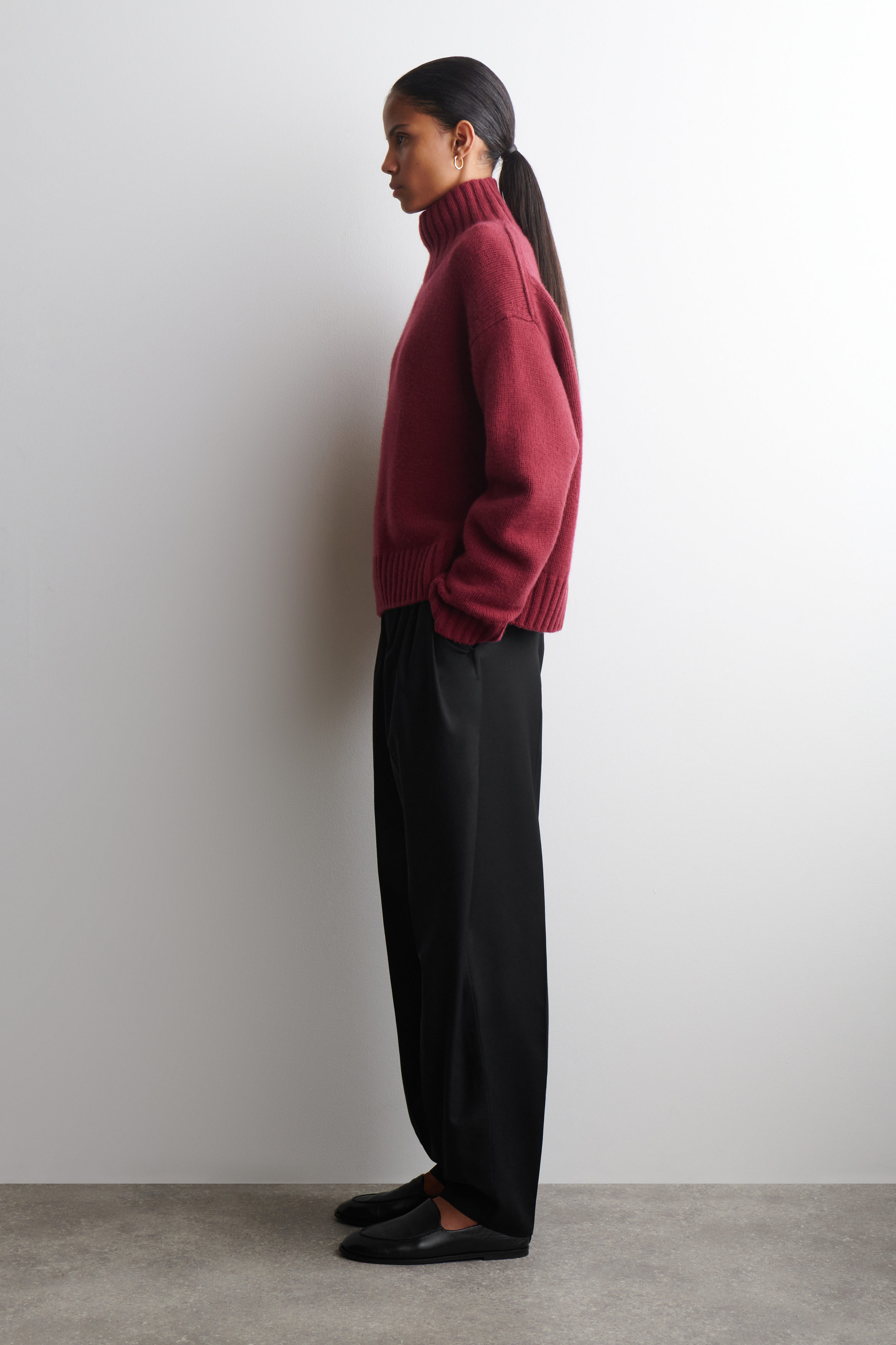 ROSSO  今期カシミヤスクエアネックニット CHUNKY CASHMERE MOCK-NECK SWEATER - DARK RED | COS US