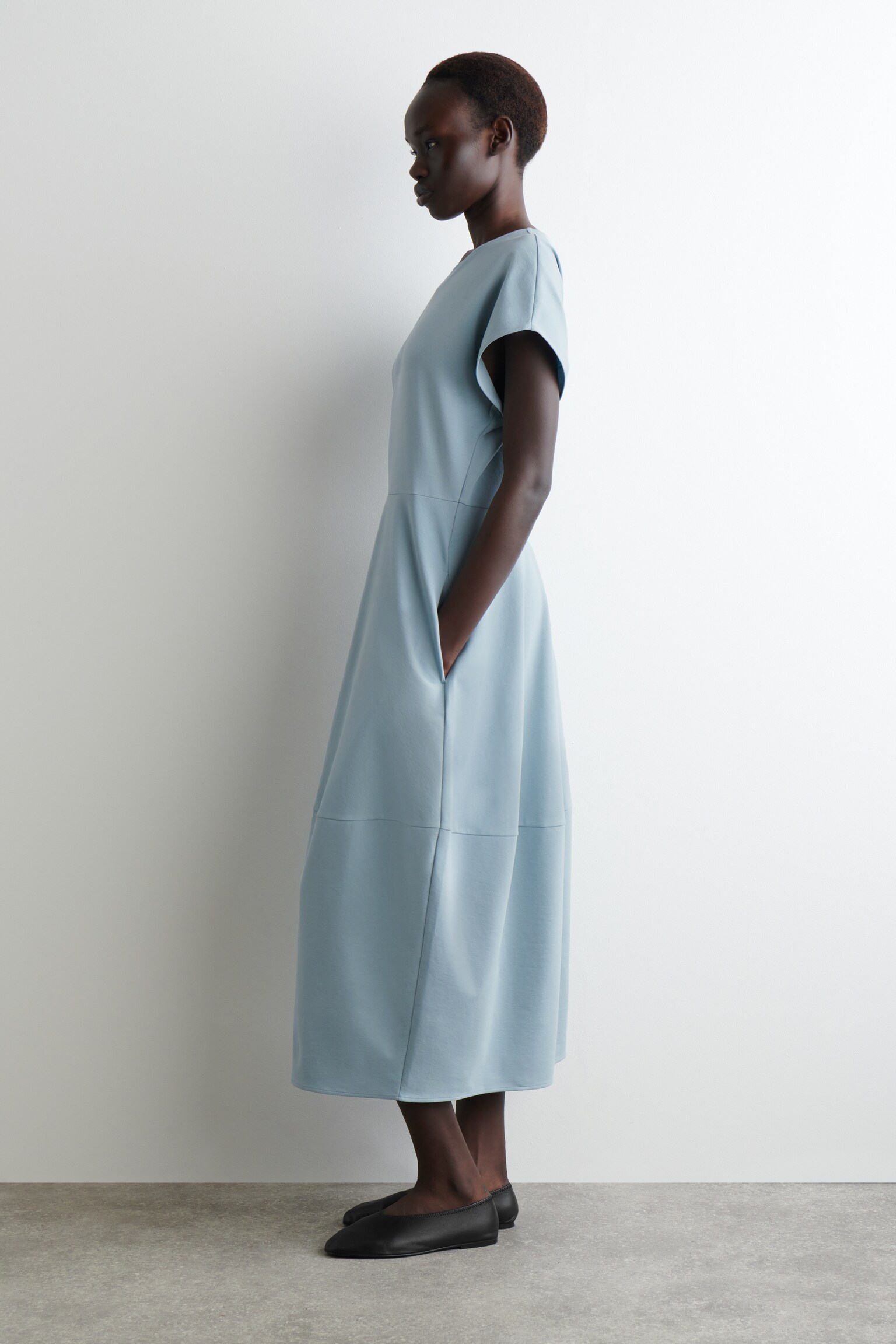 ROBE MIDI SCULPTÉE EN COTON - BLEU CIEL/BLEU MARINE/NOIR/OCRE - 4
