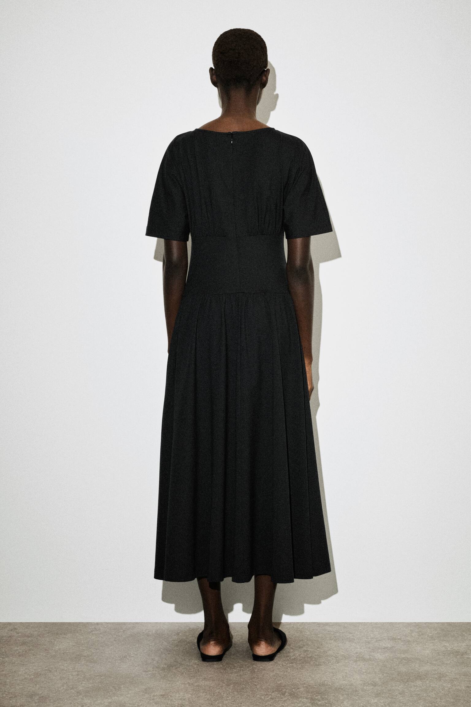 שמלת מידי מכותנה עם הדגשה במותן - שחור/צהוב חמאה - 4