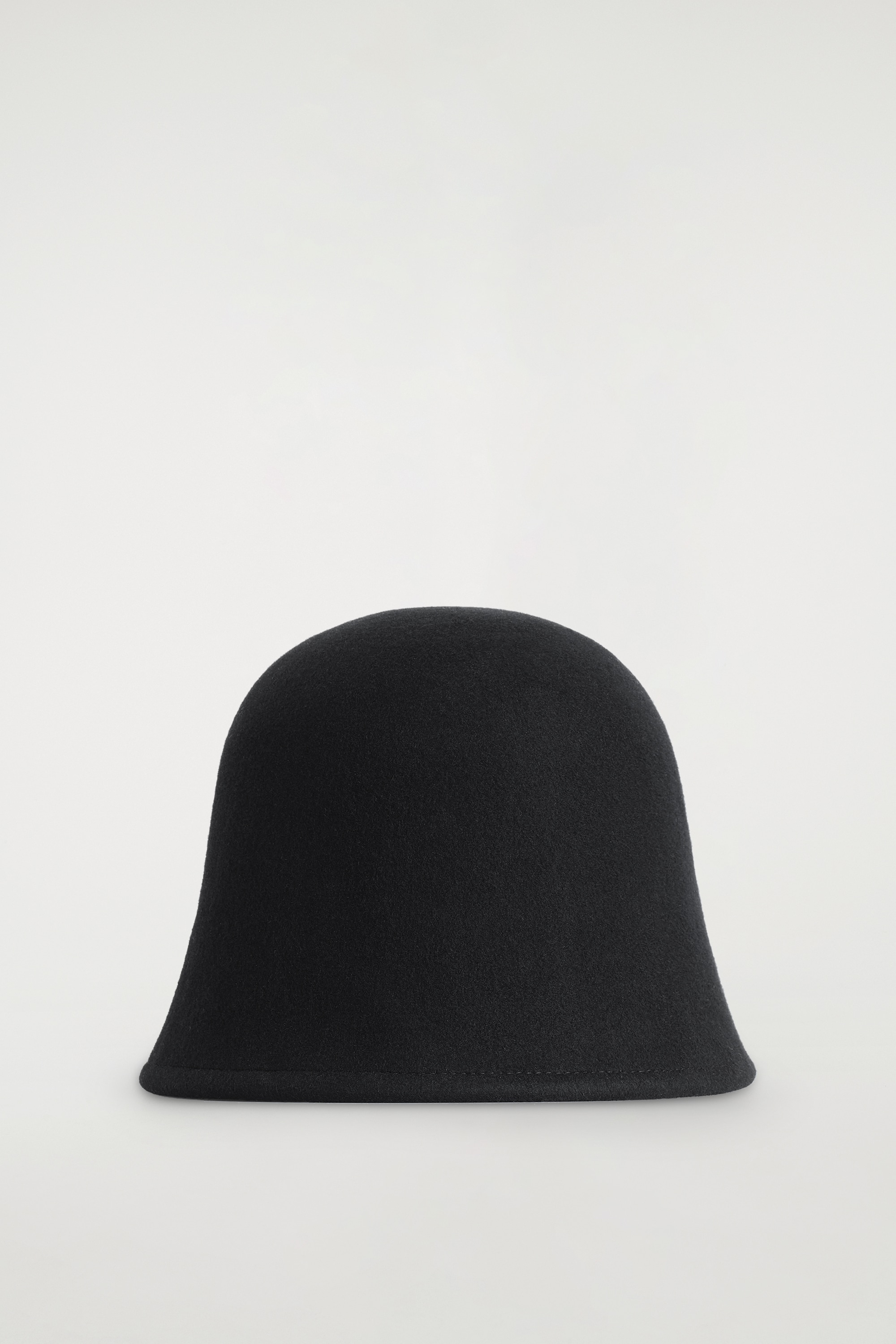 CHAPEAU SEAU EN LAINE SCULPTÉE