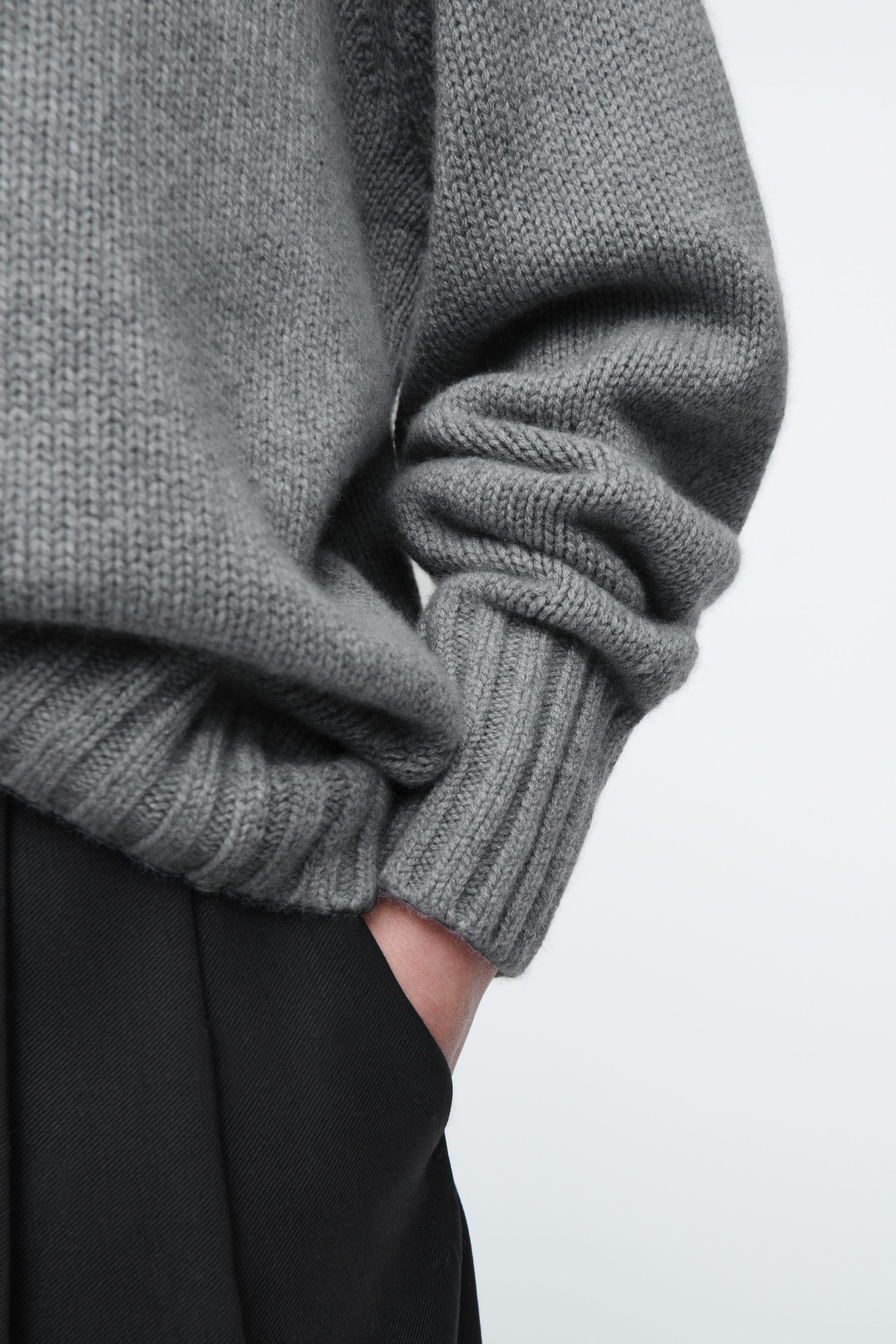 CHUNKY CASHMERE CREW-NECK JUMPER - GREY | COS