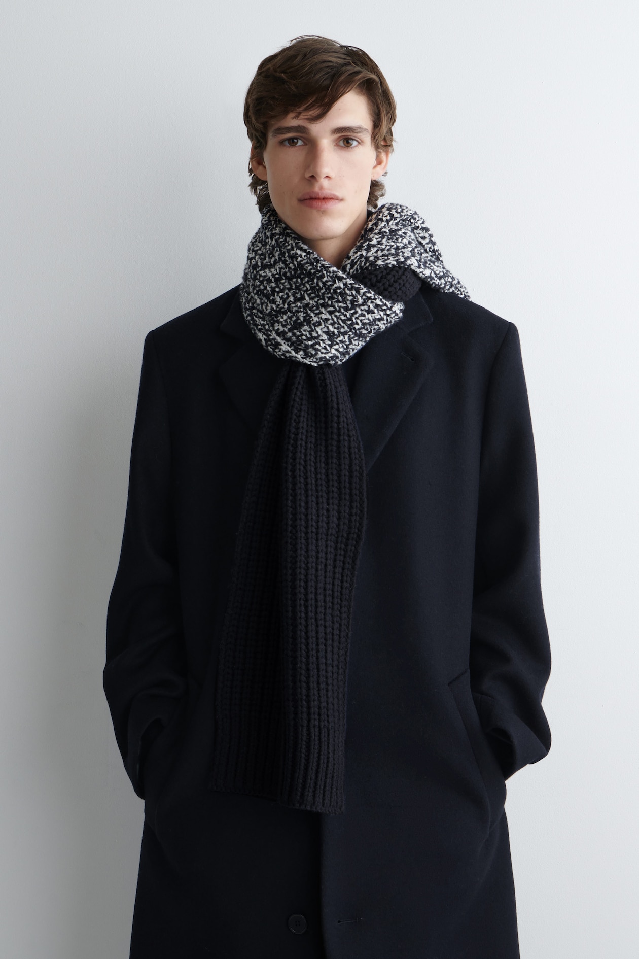 REVERSIBLE FLECKED WOOL-BLEND SCARF — NAVY / WHITE