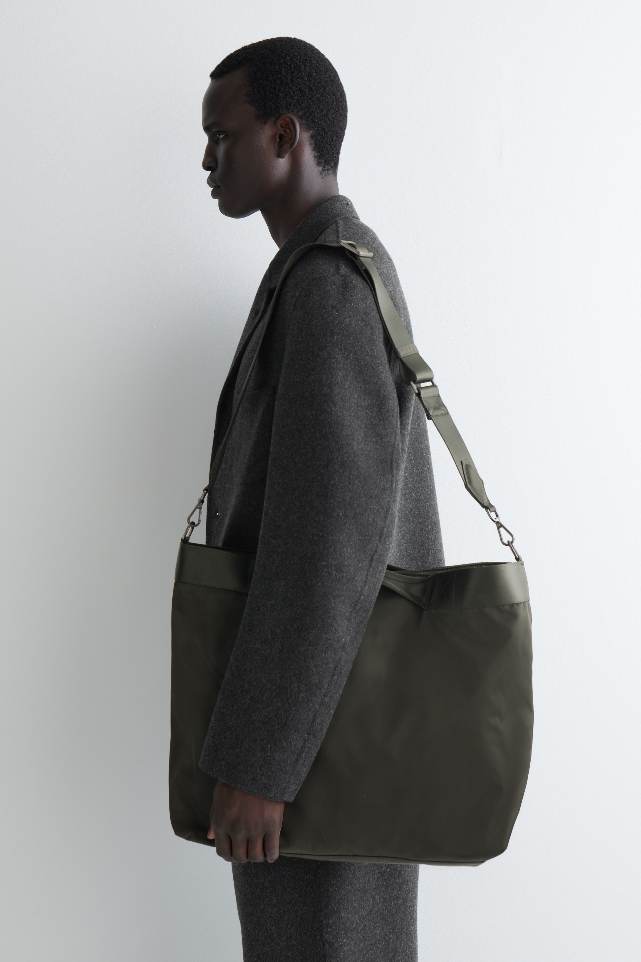 Zobrazit větší obrázek: PURSUIT MESSENGER TAŠKA - NYLON - KHAKI - MUŽI | H&M CZ 3