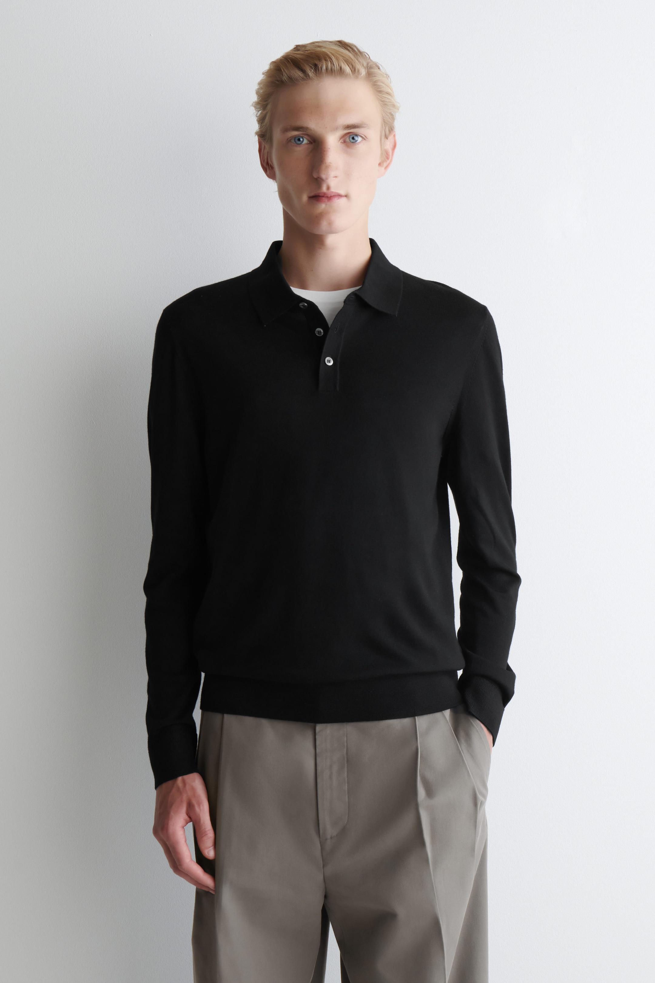 SCHMAL GESCHNITTENES POLOSHIRT AUS MERINOWOLLE