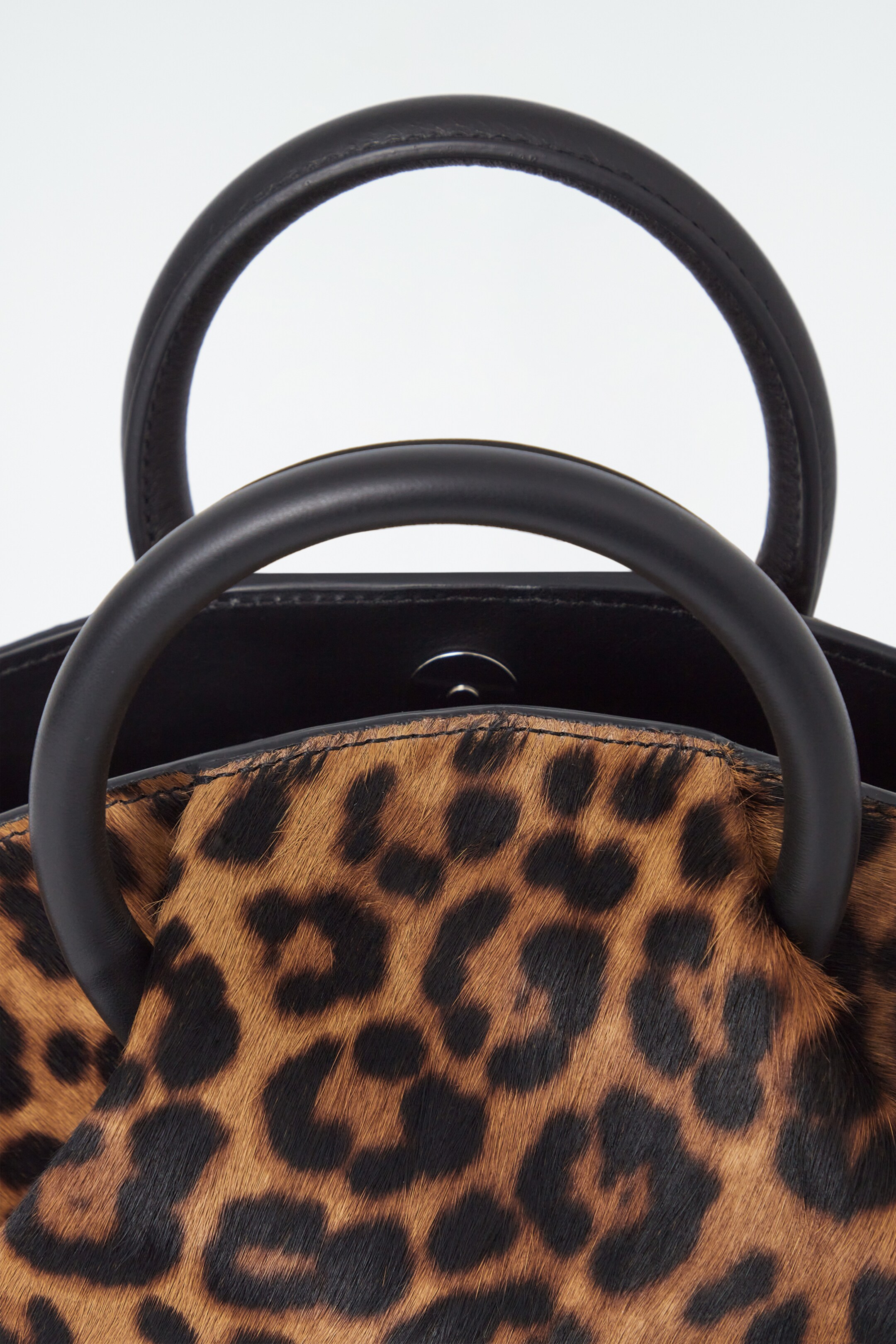 Ingrandisci l'immagine: LEOPARD FOLD MICRO TOTE - PONY HAIR - LEOPARD - DONNA | H&M CH 3