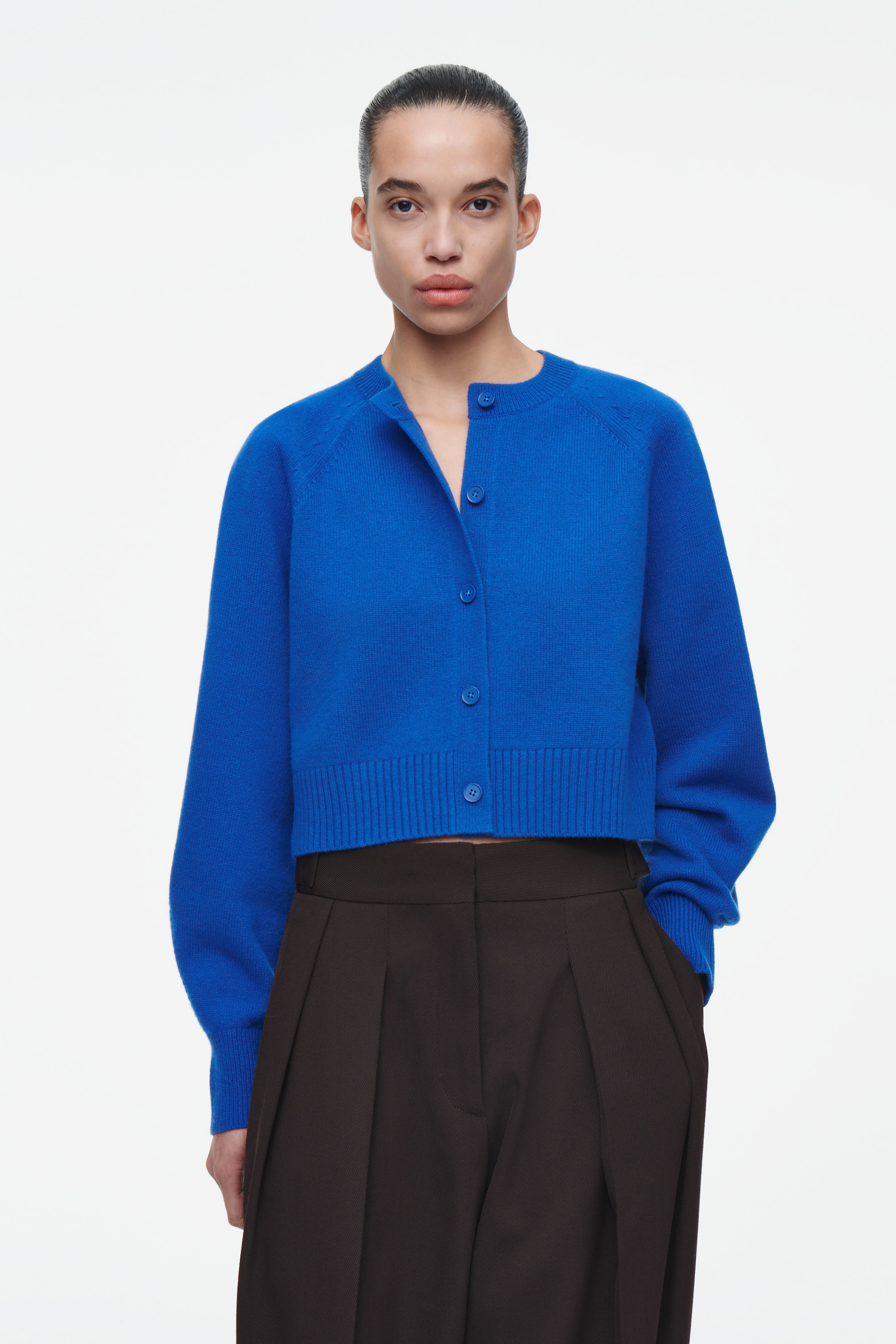 Größeres Bild ansehen: VERKÜRZTE STRICKJACKE AUS WOLLE - KOBALTBLAU - Ladies | H&M DE 1