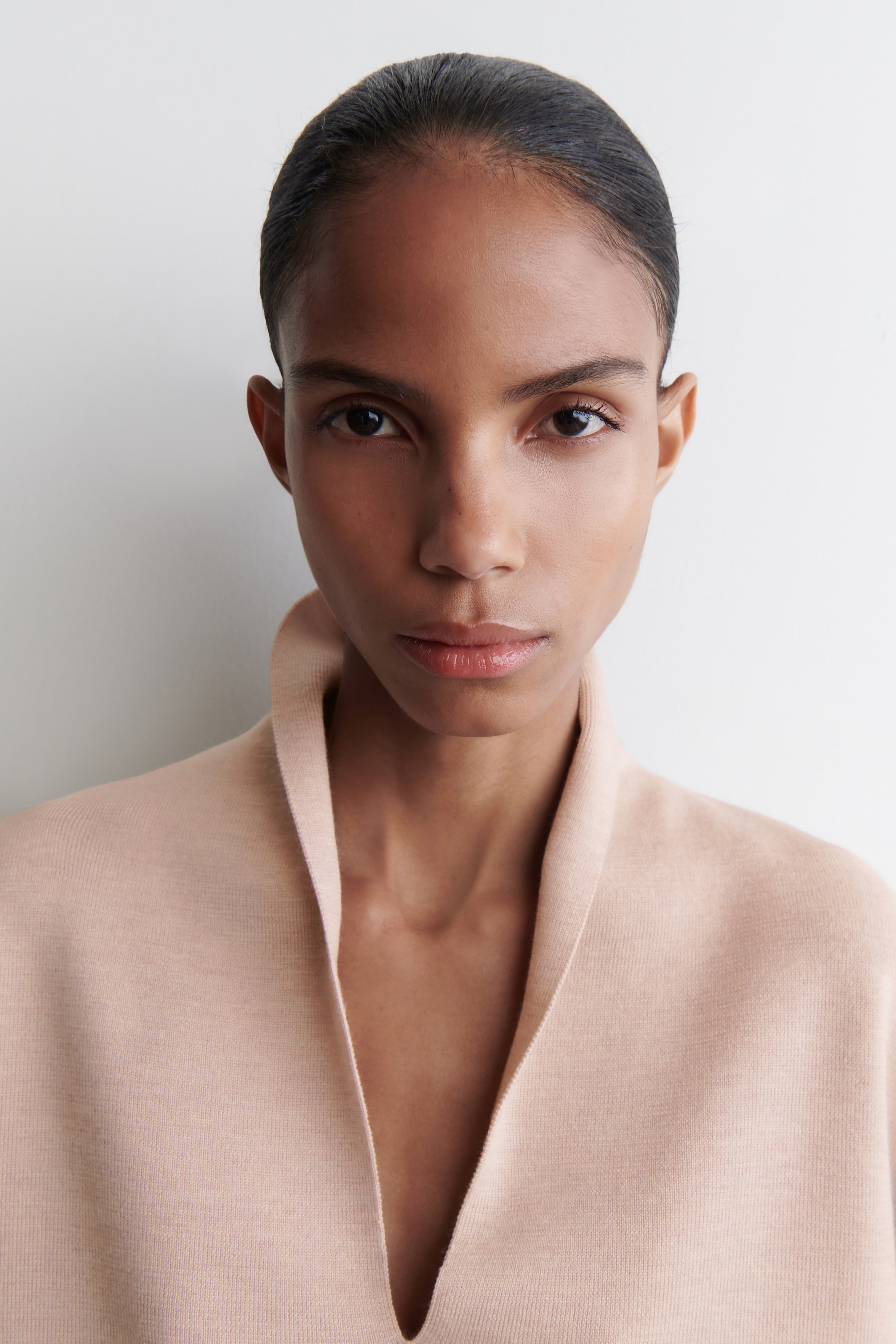 Grösseres Bild ansehen: STRICKPULLUNDER AUS MERINOWOLLE MIT V-AUSSCHNITT - BEIGE MELIERT - DAMEN | H&M CH 4