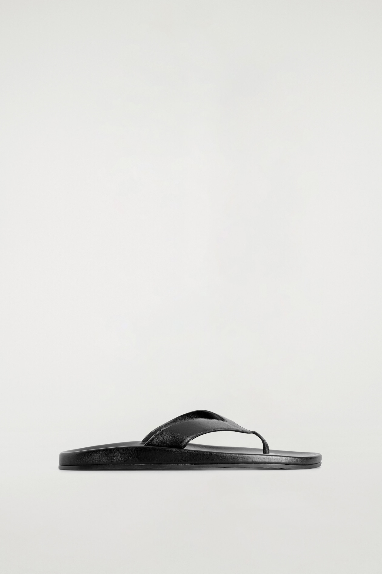 SCULPTED LEATHER FLIP FLOPS — BLACK