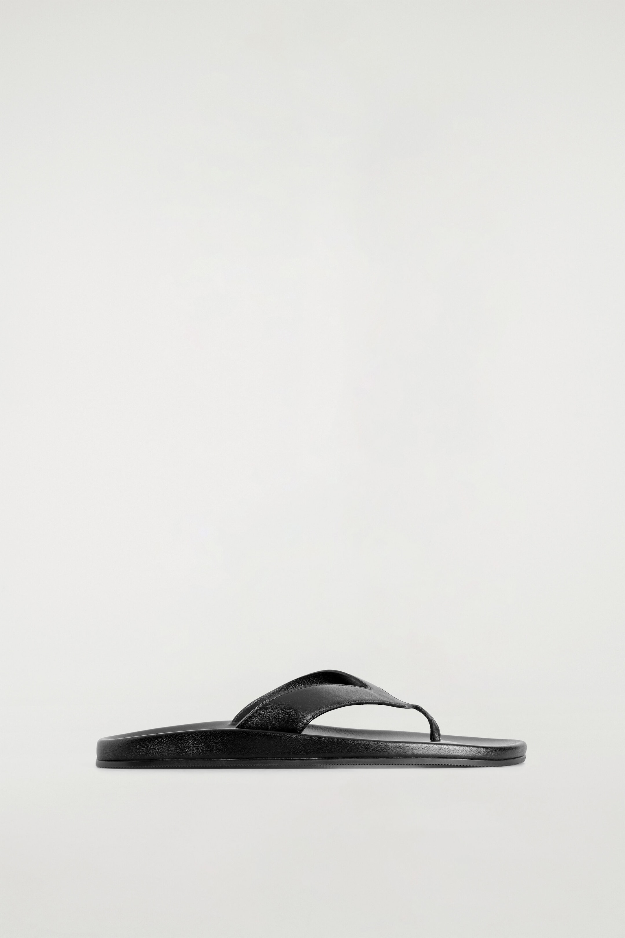 SCULPTED LEATHER FLIP FLOPS