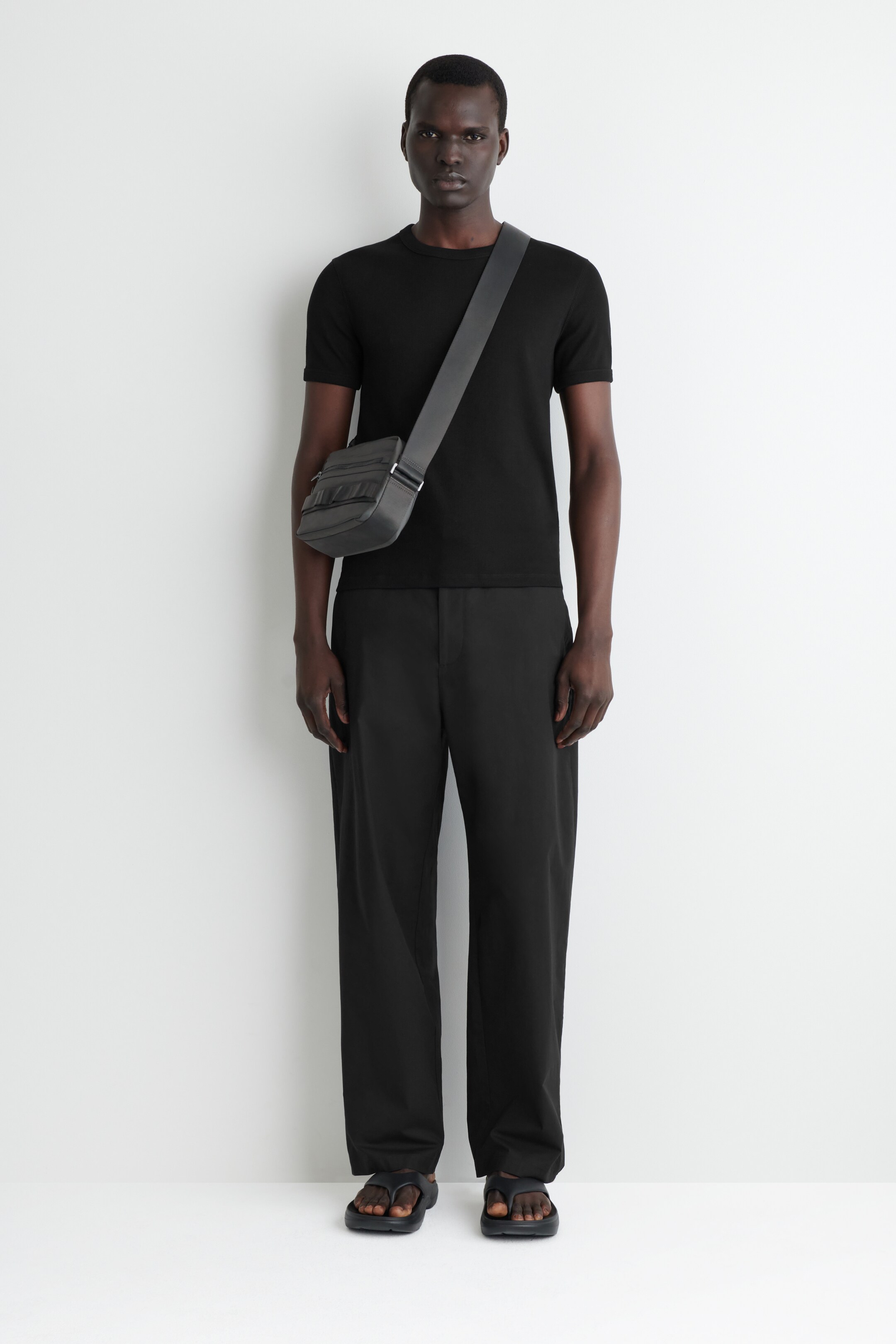 Visa större bild: TRANSIT CROSSBODY-VÄSKA I NYLON - GRÅ - HERR | H&M SE 1