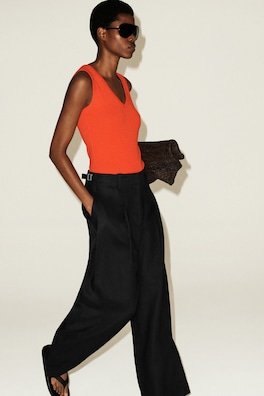 BUCKLE-DETAIL LINEN BARREL-LEG PANTS — NAVY 7