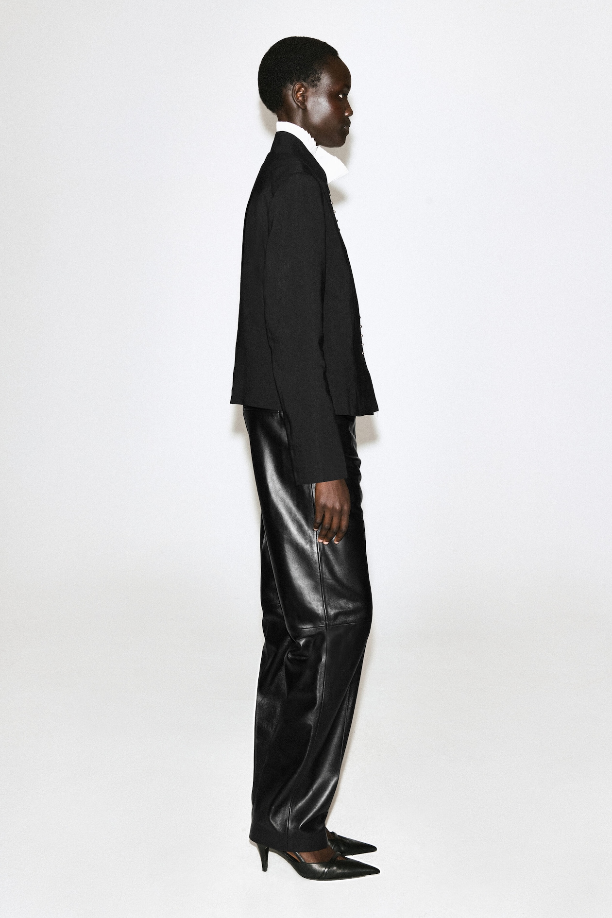 STUD-DETAIL CROPPED LINEN BLAZER — BLACK