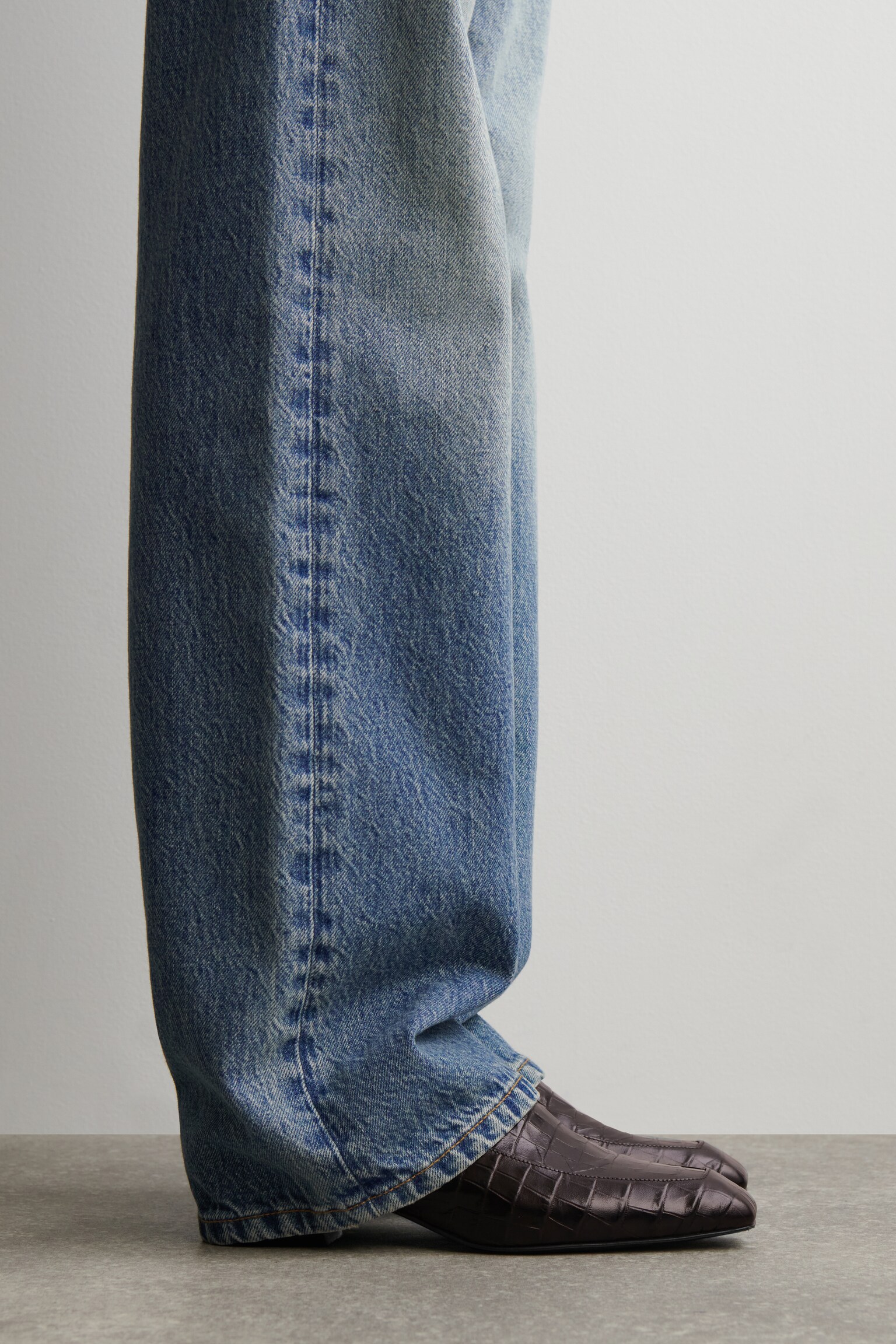 MOCASINES CON TACÓN DE PIEL EFECTO COCODRILO - MARRÓN - 6