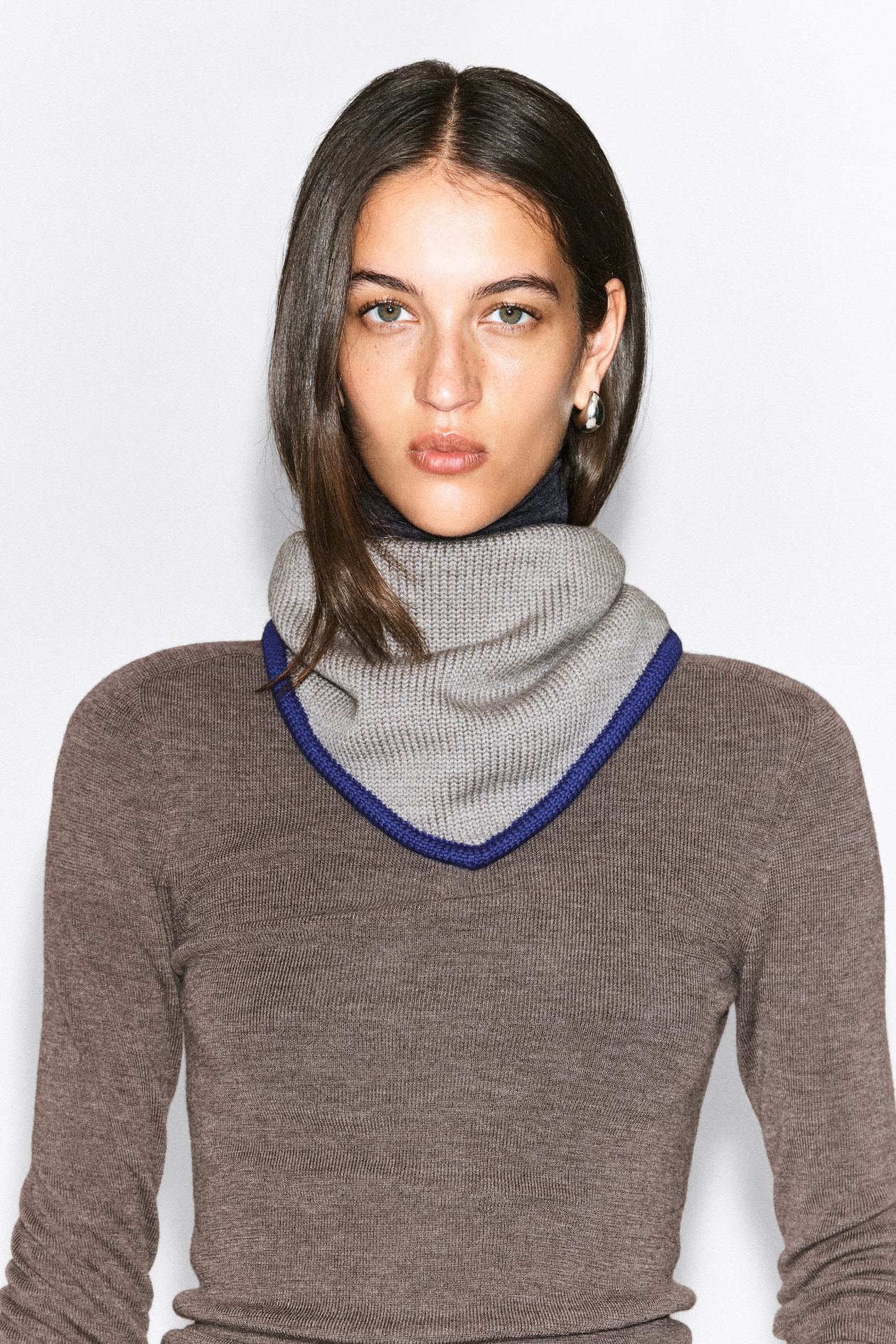 CONTRAST-TIPPED MERINO WOOL TRIANGLE SCARF — GREY / COBALT