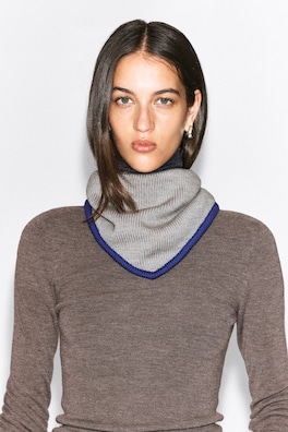 CONTRAST-TIPPED MERINO WOOL TRIANGLE SCARF — GREY / COBALT 1