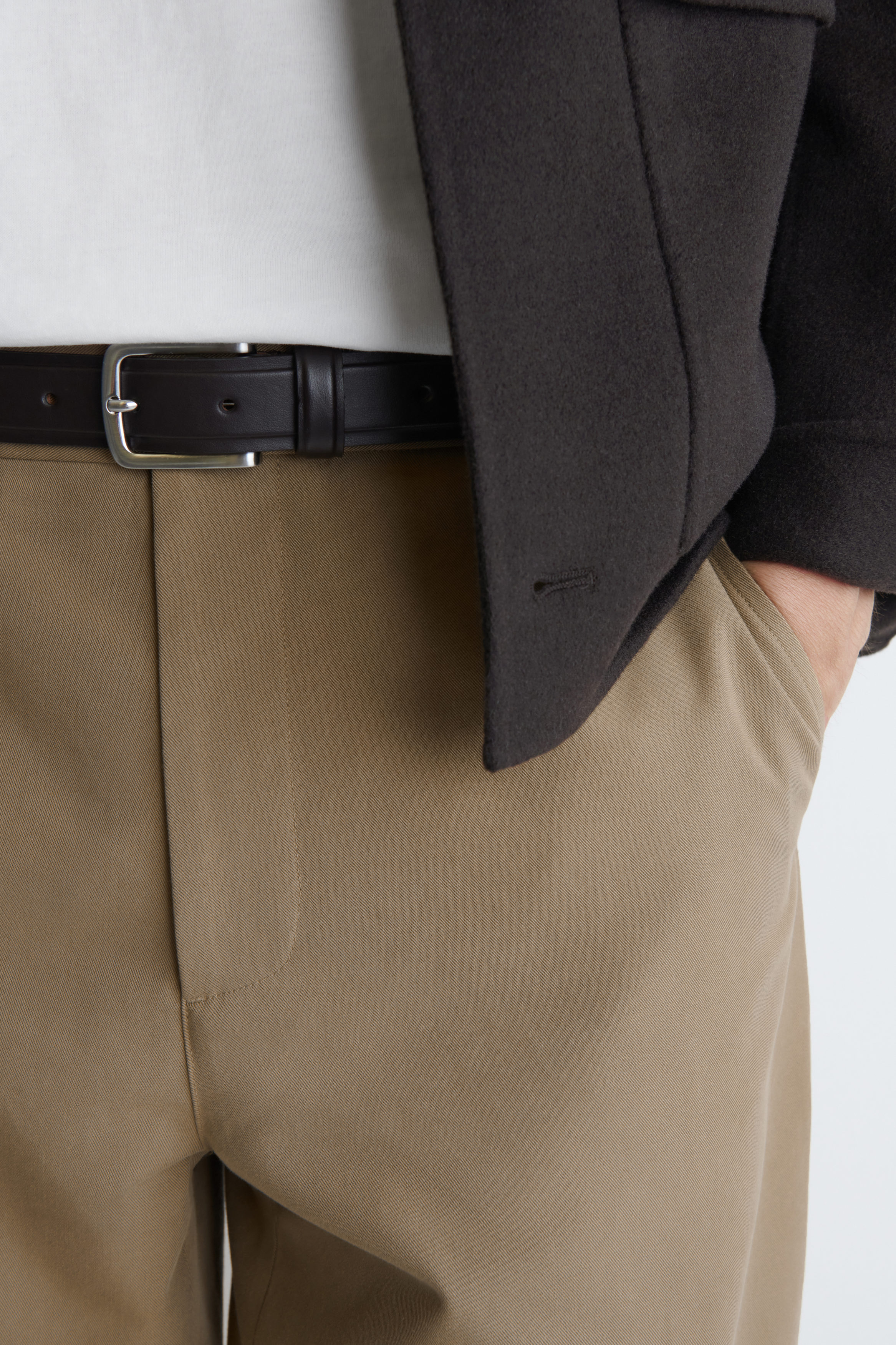 SPODNIE CHINO Z PROSTYMI NOGAWKAMI - BEŻOWY | COS