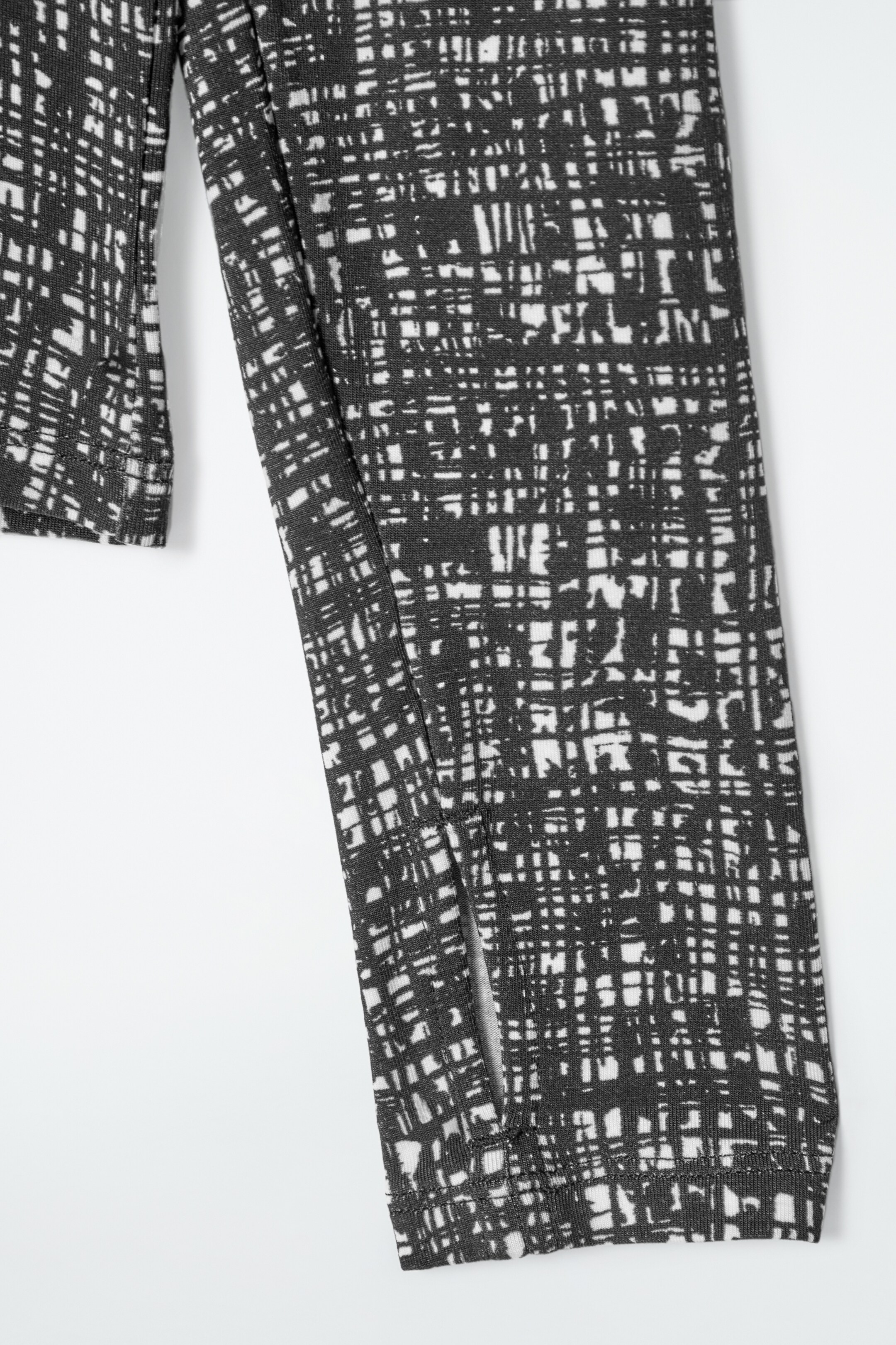 Grotere afbeelding bekijken: SLANKE LICHTGEWICHT LANGEMOUWEN TOP - BLACK / WHITE - DAMES | H&M BE 8