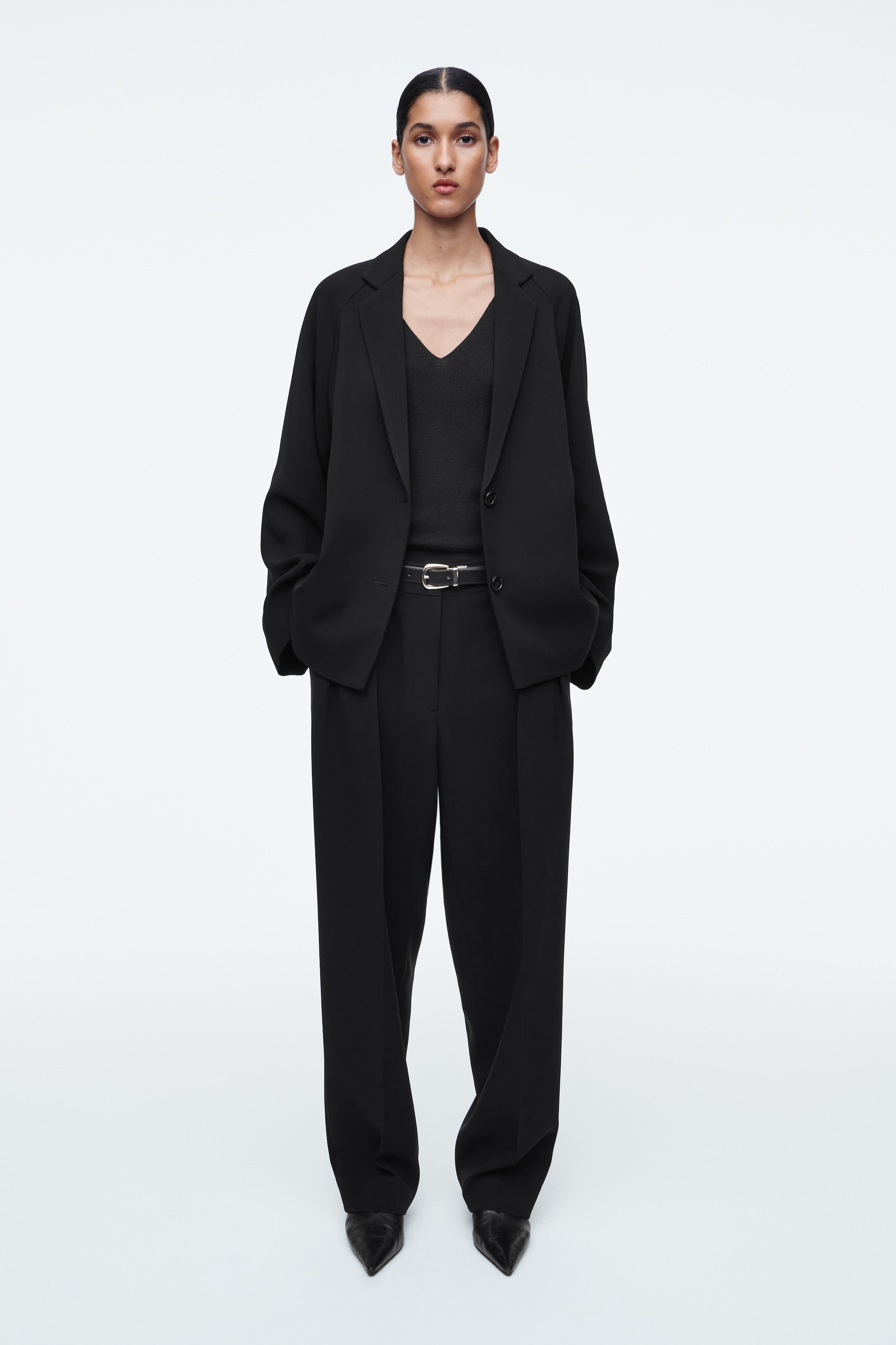 Vezi imaginea mai mare: PANTALONI FLUIDI TAILORAȚI CU PICIOR DREPT - NEGRU - FEMEI | H&M RO 1