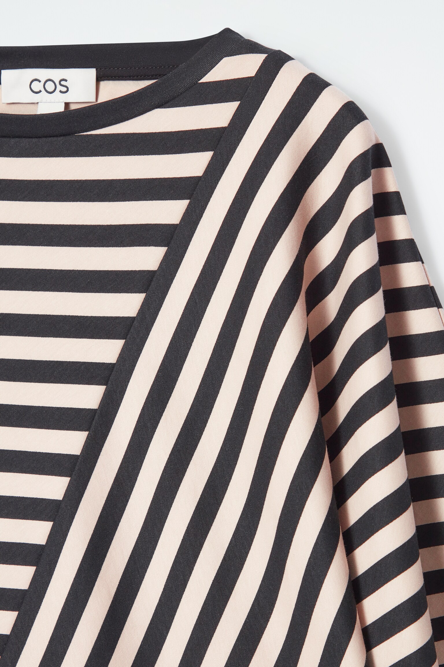GESTREIFTES T-SHIRT MIT EINSÄTZEN - SCHWARZ/GESTREIFT - 2