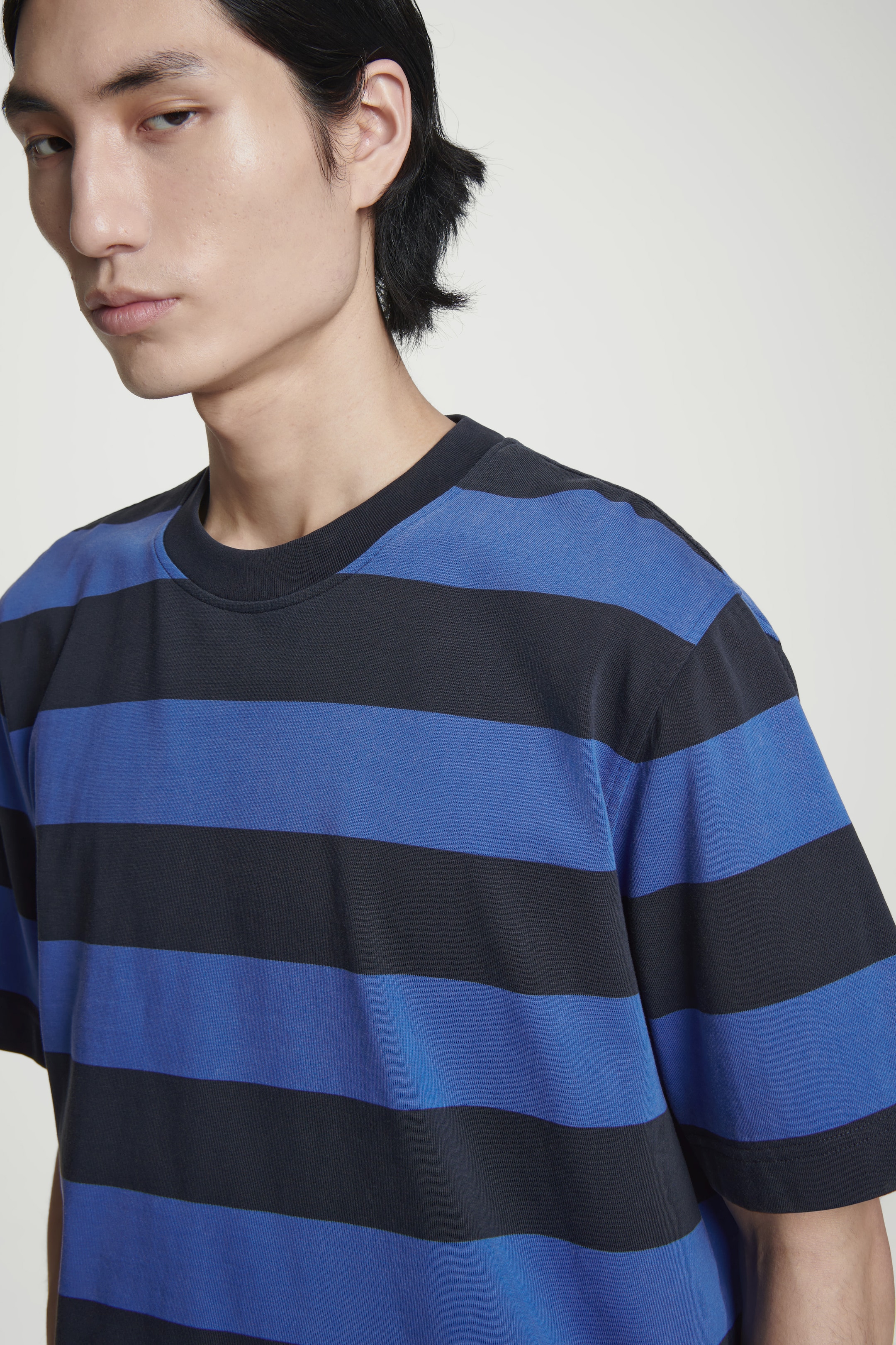 Visualizza immagine più grande: T-SHIRT IN COTONE A RIGHE TAGLIO RILASSATO - BLU / RIGHE - UOMO | H&M IT 3
