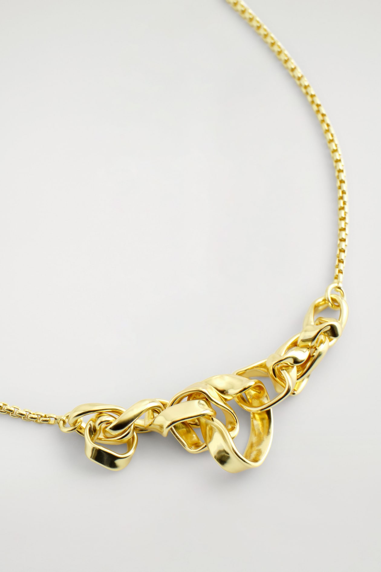 TWISTED RIBBON NECKLACE — GOLD