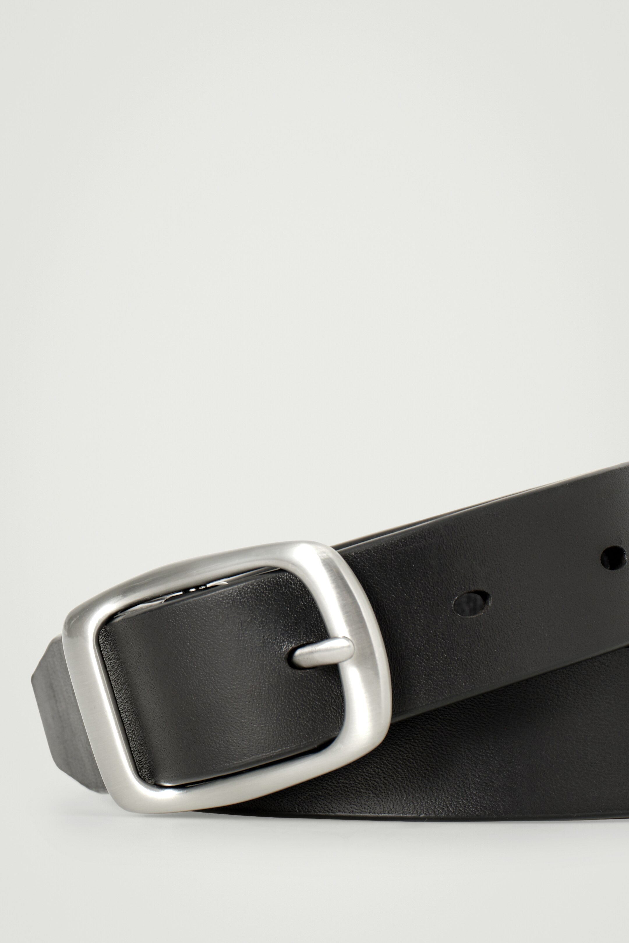 View larger image: CURVED-BUCKLE LEATHER BELT - BLACK - Men | H&M GB 3