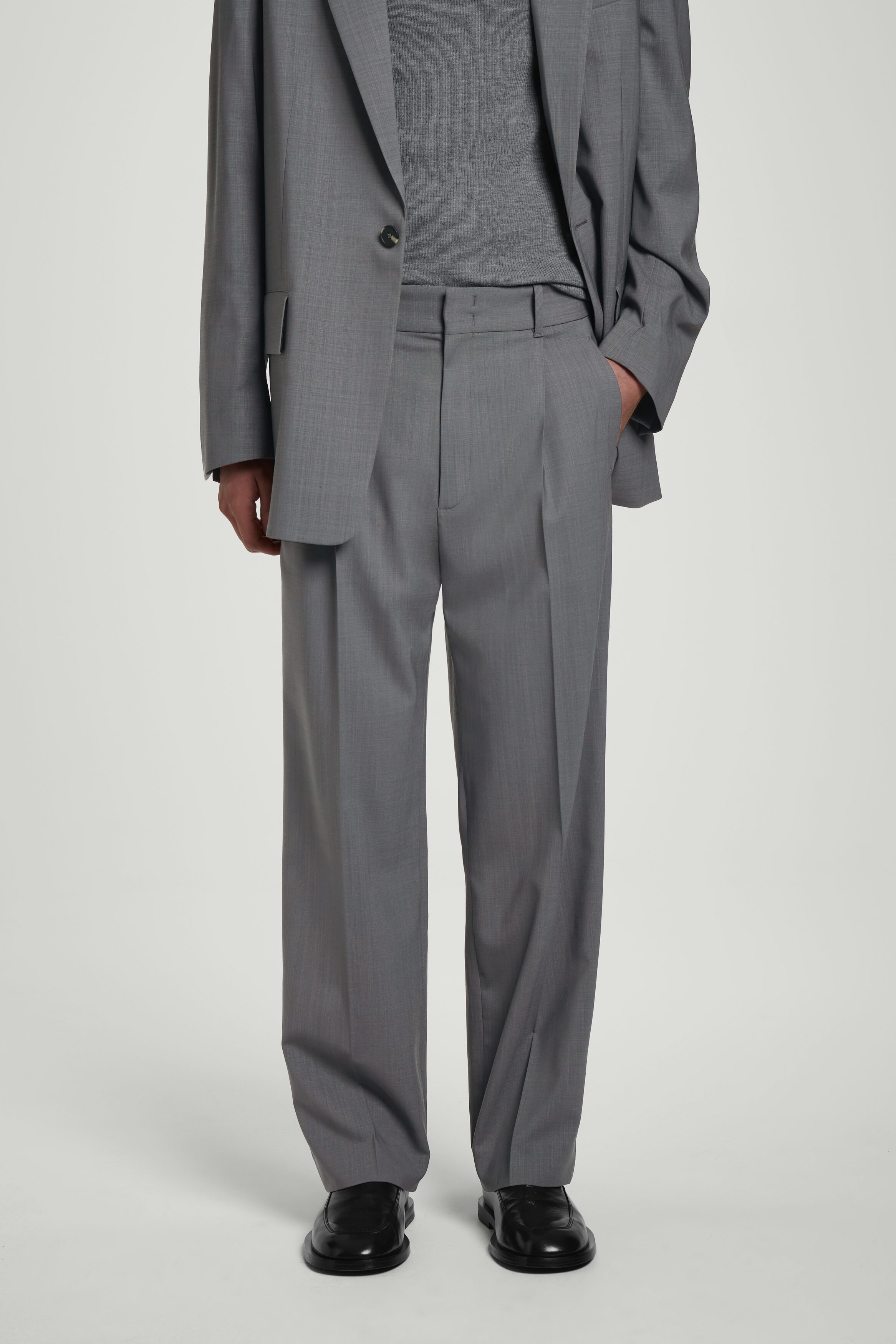 パンツ s/e/o : 24FW / FLUID WOOL TROUSERS (DARK GREY) FLUID LIGHTWEIGHT WOOL PANTS - GRAY | COS